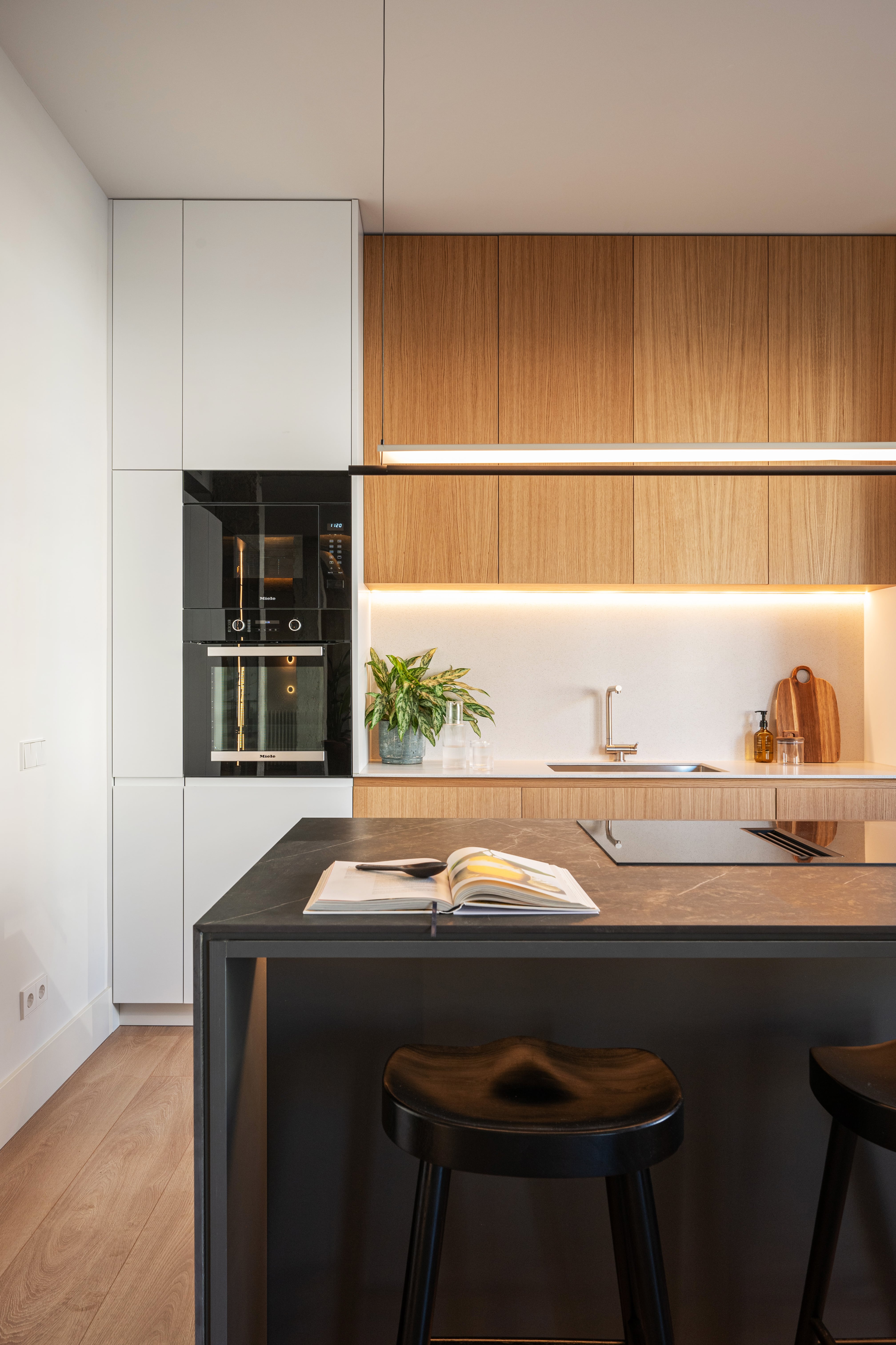 Electrodomésticos (Miele). Banquetas (Zara Home).