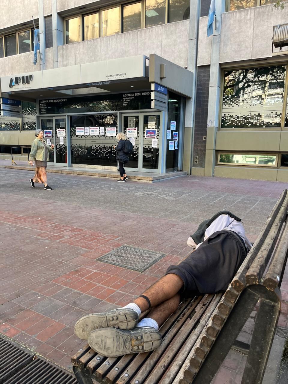 Una persona en situación de calle en la ciudad de Mendoza