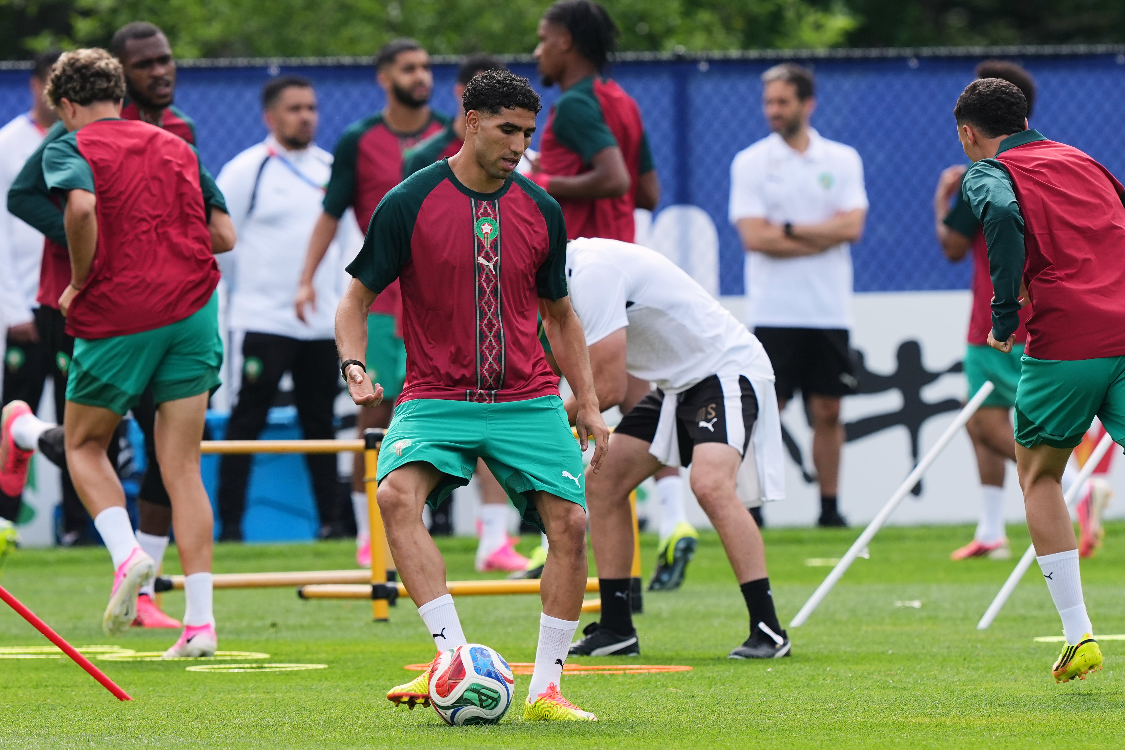 El futbolista de Marruecos Achraf Hakimi se ejercita durante una sesión de entrenamiento antes del partido contra Escocia del Grupo C del Mundial