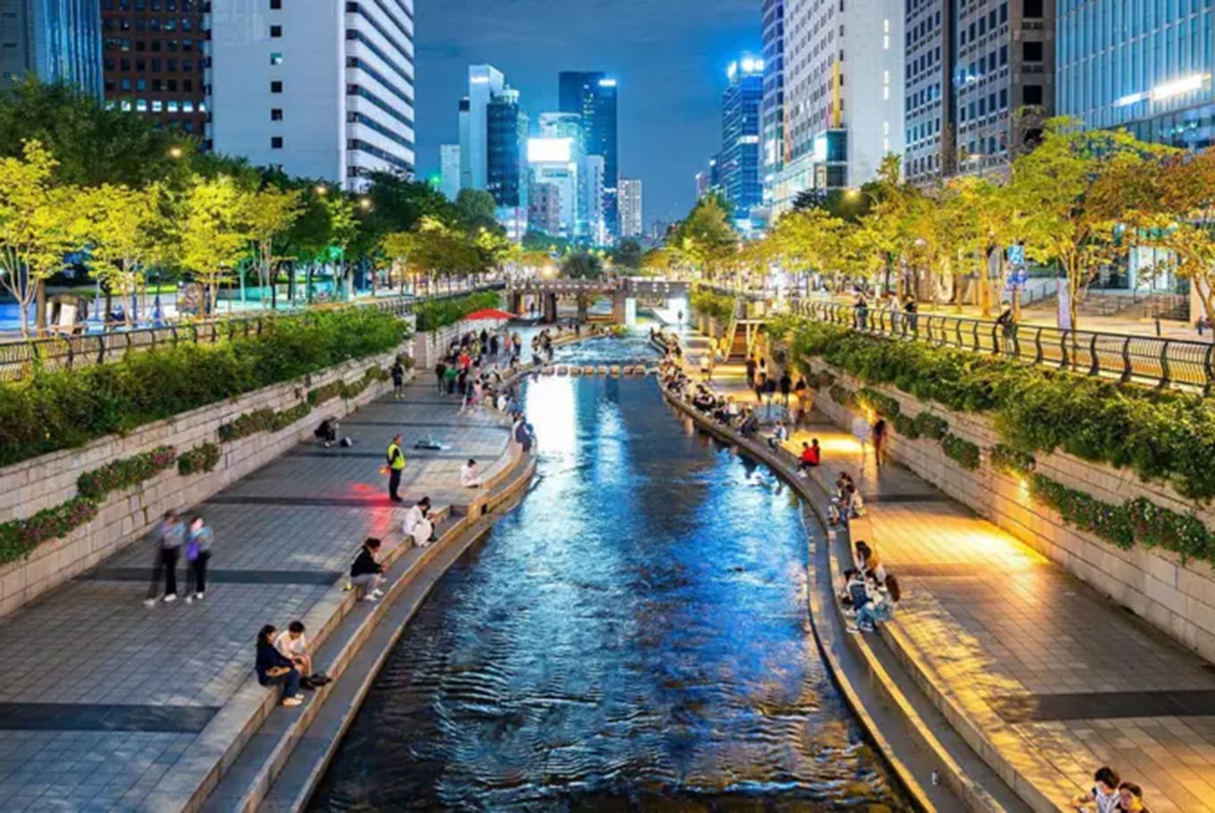 El arroyo Cheongyecheon, en el centro de Seúl, ofrece una muestra del diseño inteligente y sostenible de la ciudad