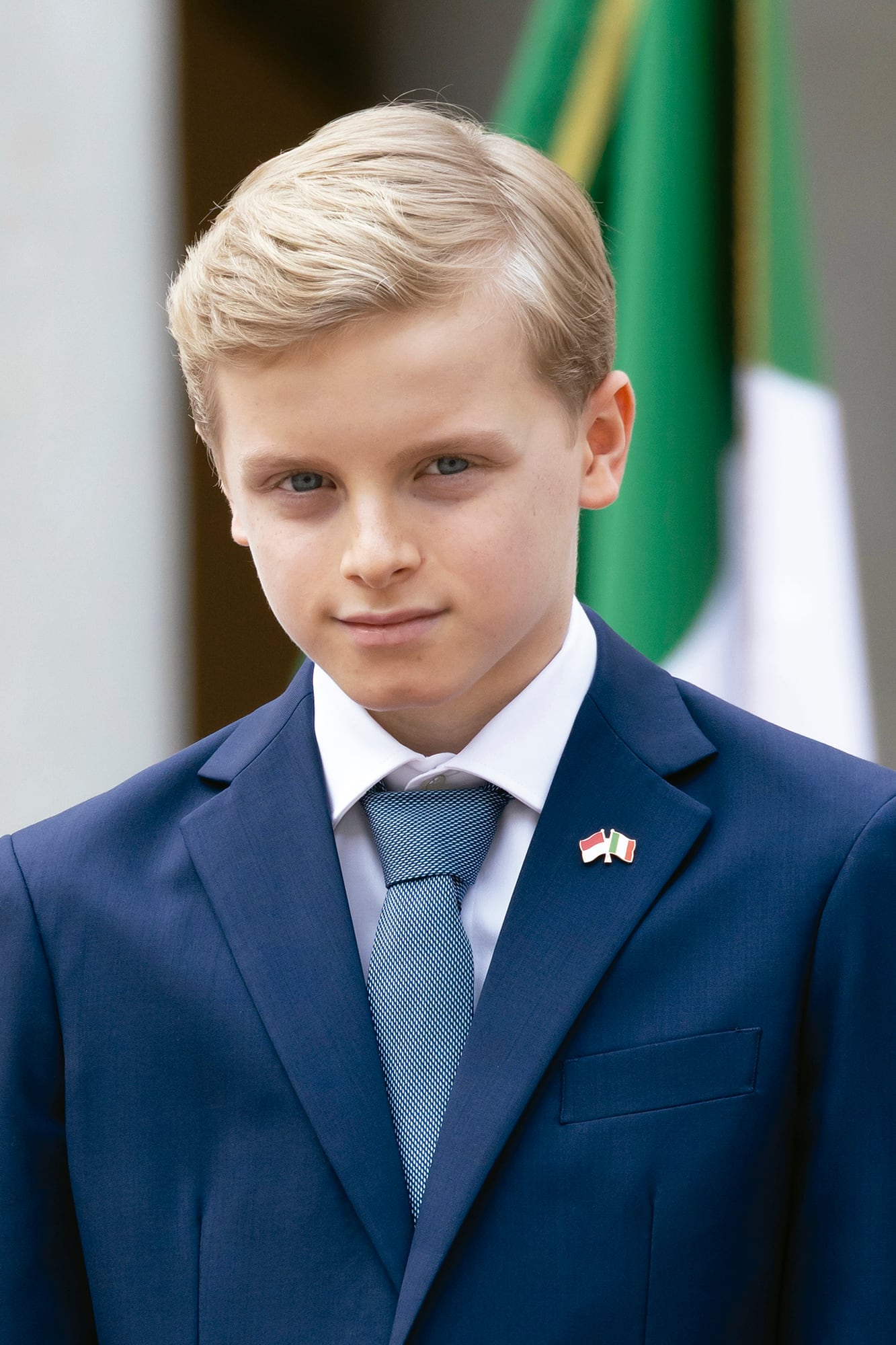 Un retrato del príncipe Jacques, heredero del trono, que al igual que su padre, llevó un broche con la bandera de Mónaco y la de la Italia en su solapa