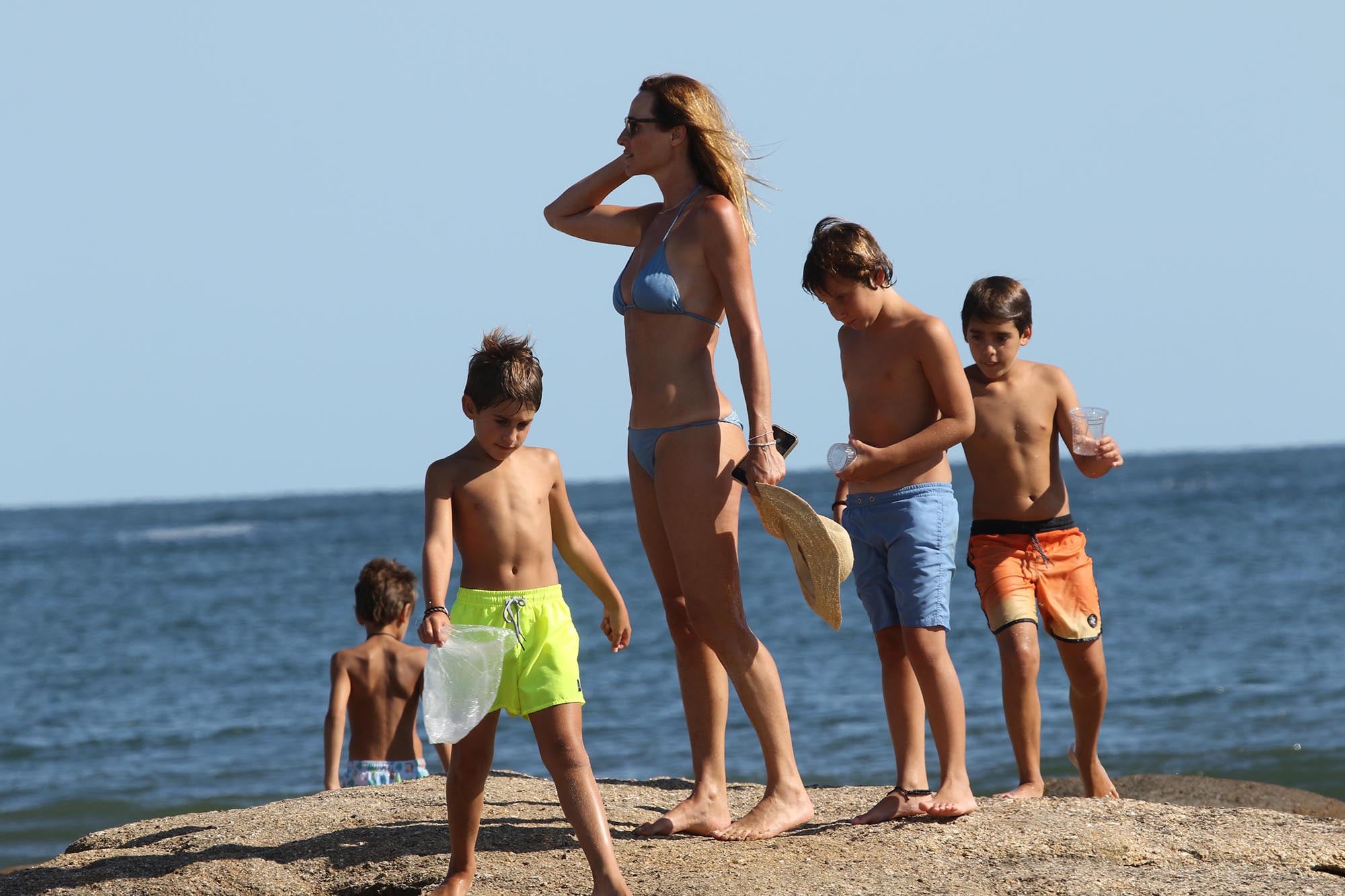 Lara Bernasconi disfruta del verano junto a su hijo Iñaki y sus amigos: