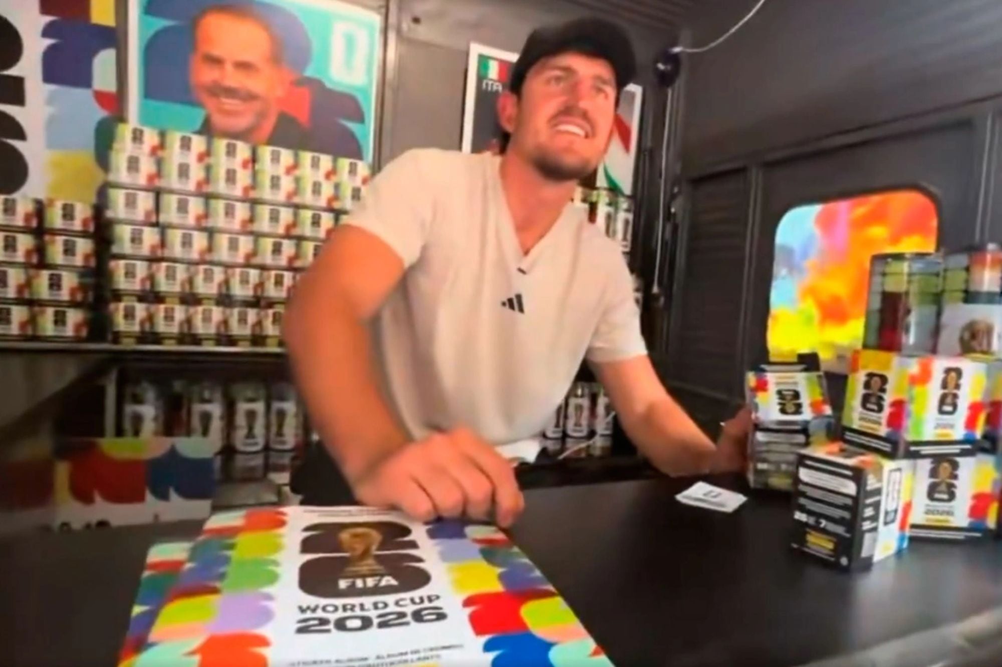 Harry Maguire, de la exclusión mundialista a vender figuritas: su inesperada aparición en Nueva York