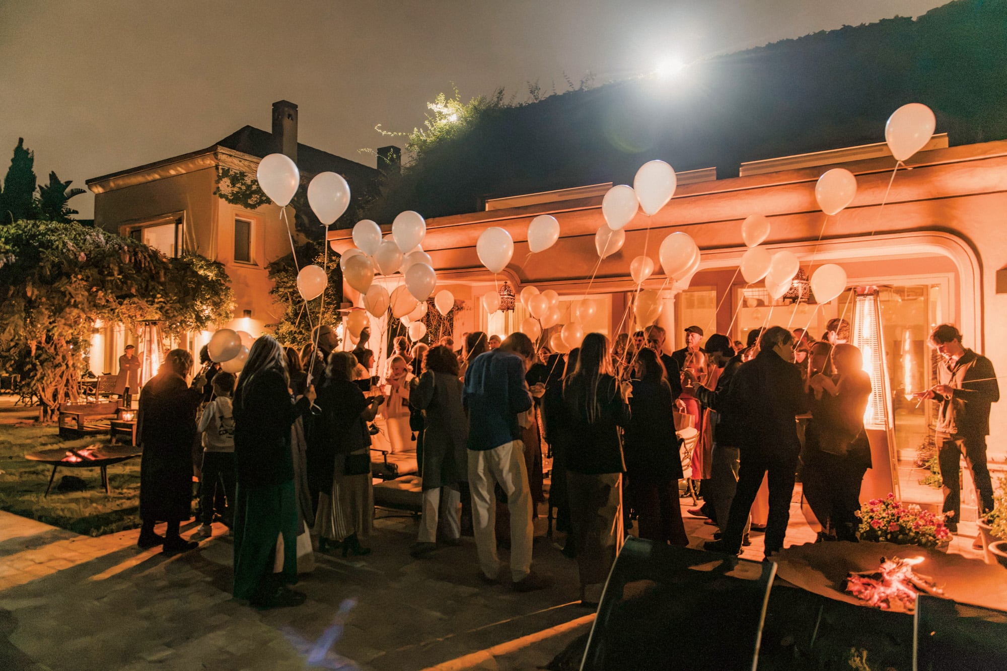 La suelta de globos blancos, en el jardín de la casa