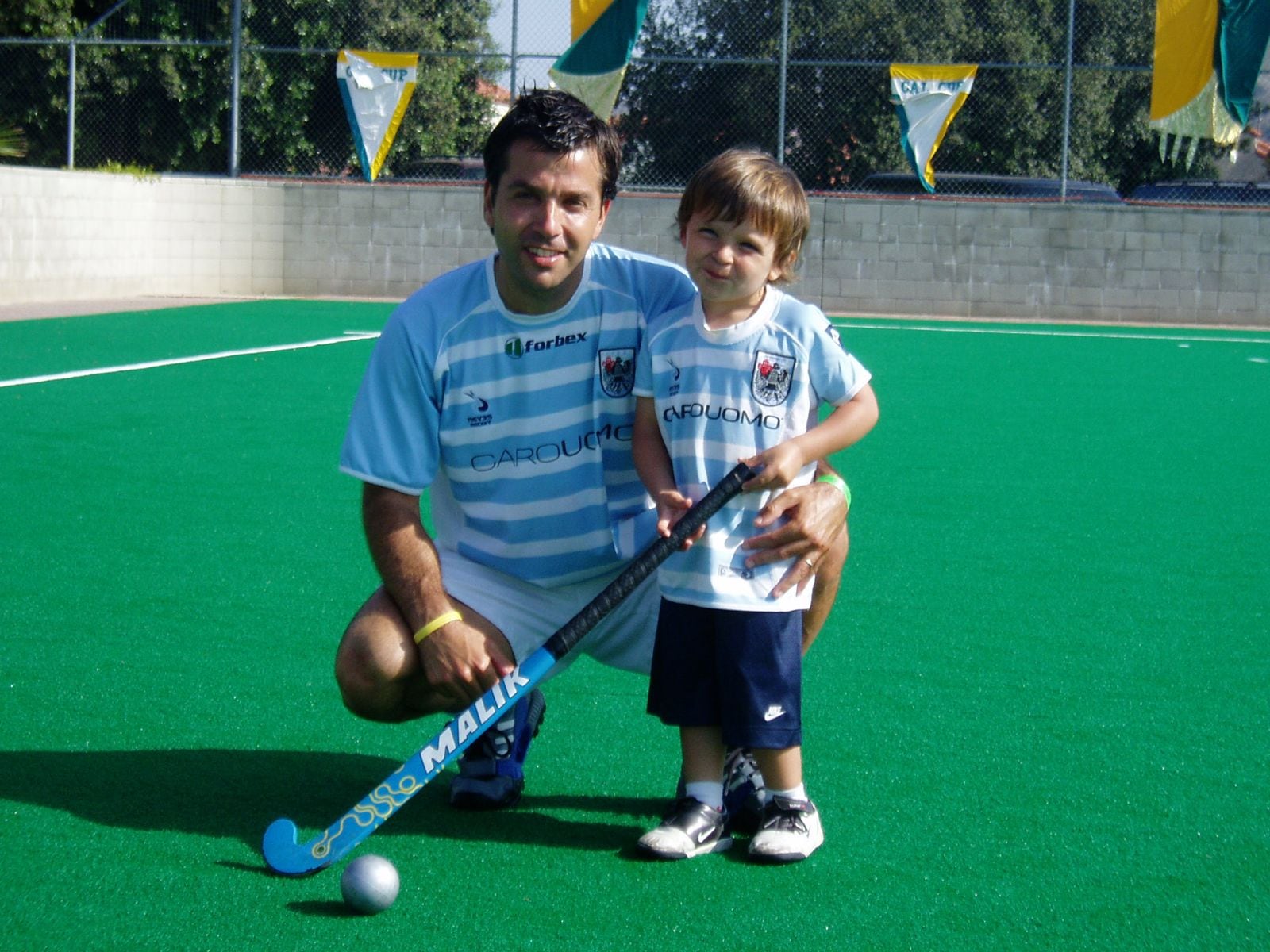 Bautista Capurro junto con su padre, Santiago, con la camiseta del club Ciudad