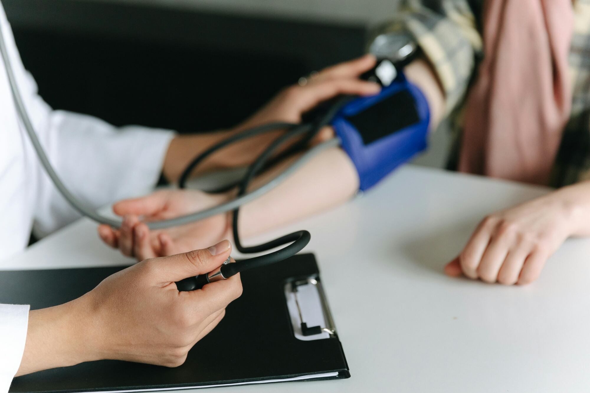 De acuerdo con los expertos, la presión arterial está conectada a la salud de los riñones