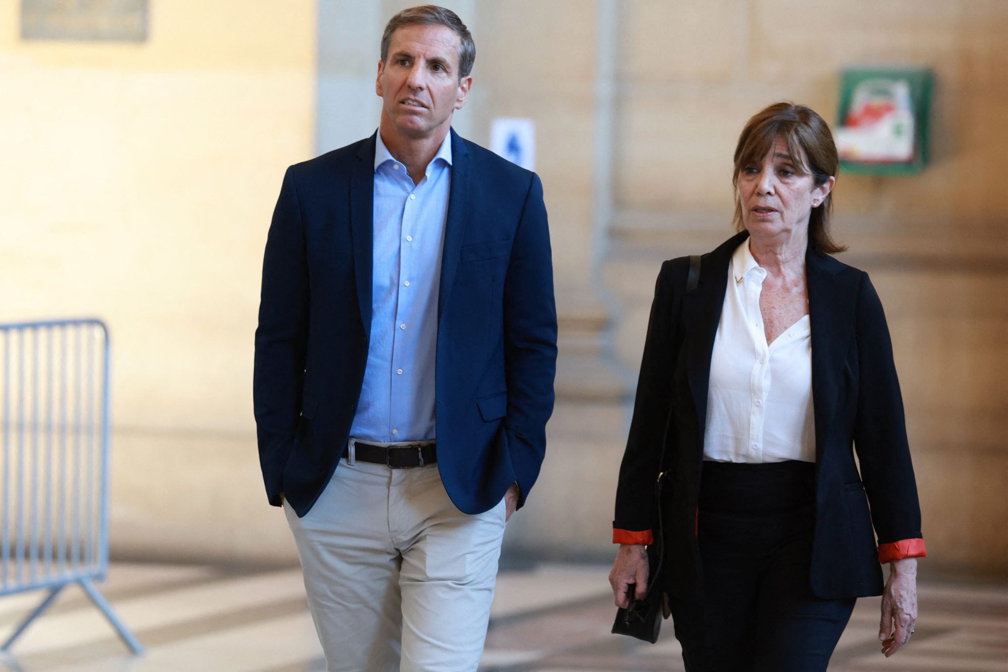 Gonzalo Quesada, junto a Cecilia, la madre de Federico Martín Aramburú, en París, adonde concurrió para testificar en el juicio