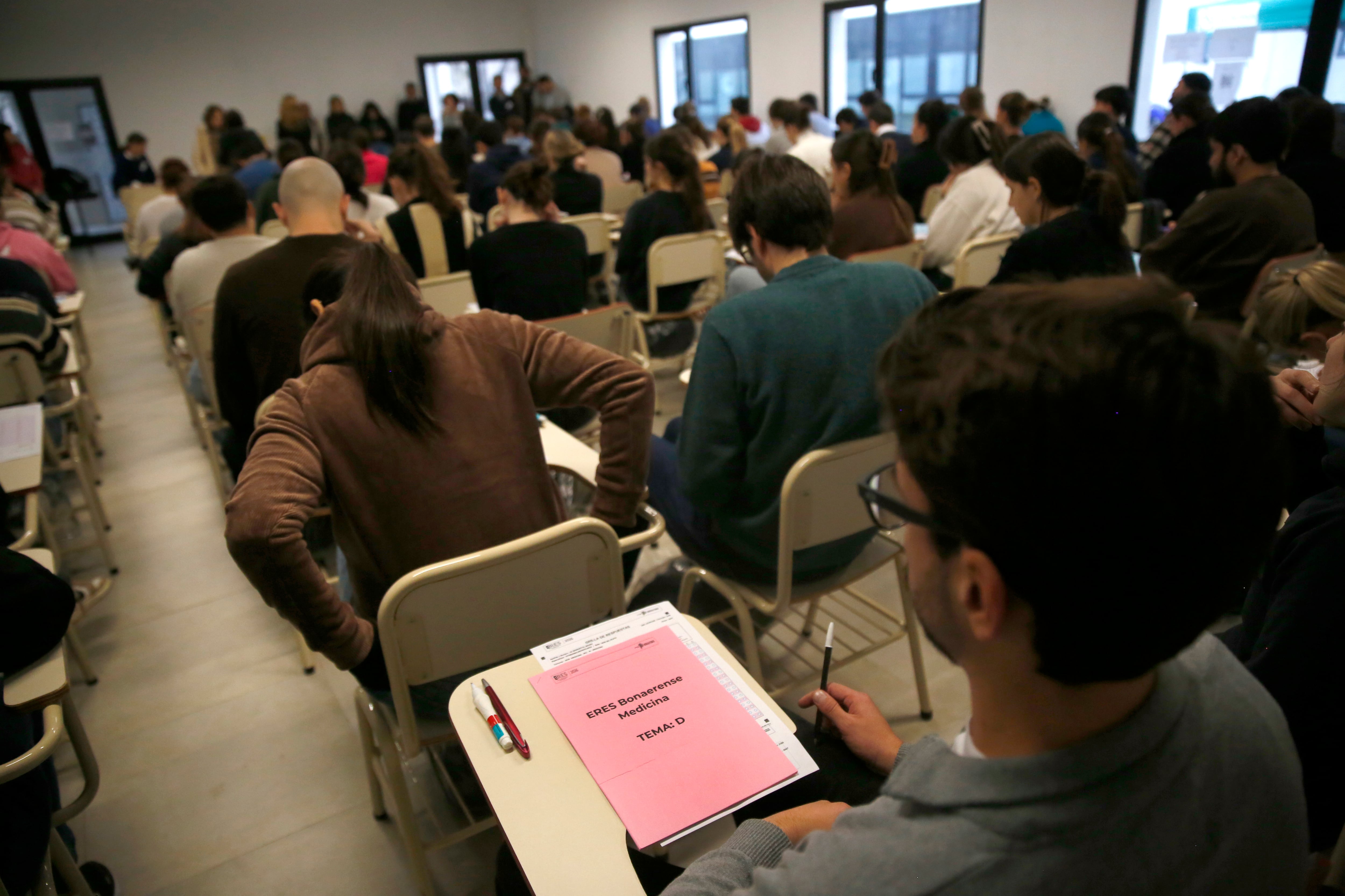 Con un fuerte operativo y polémica por las preguntas, se realizó el examen de residencias médicas en Buenos Aires