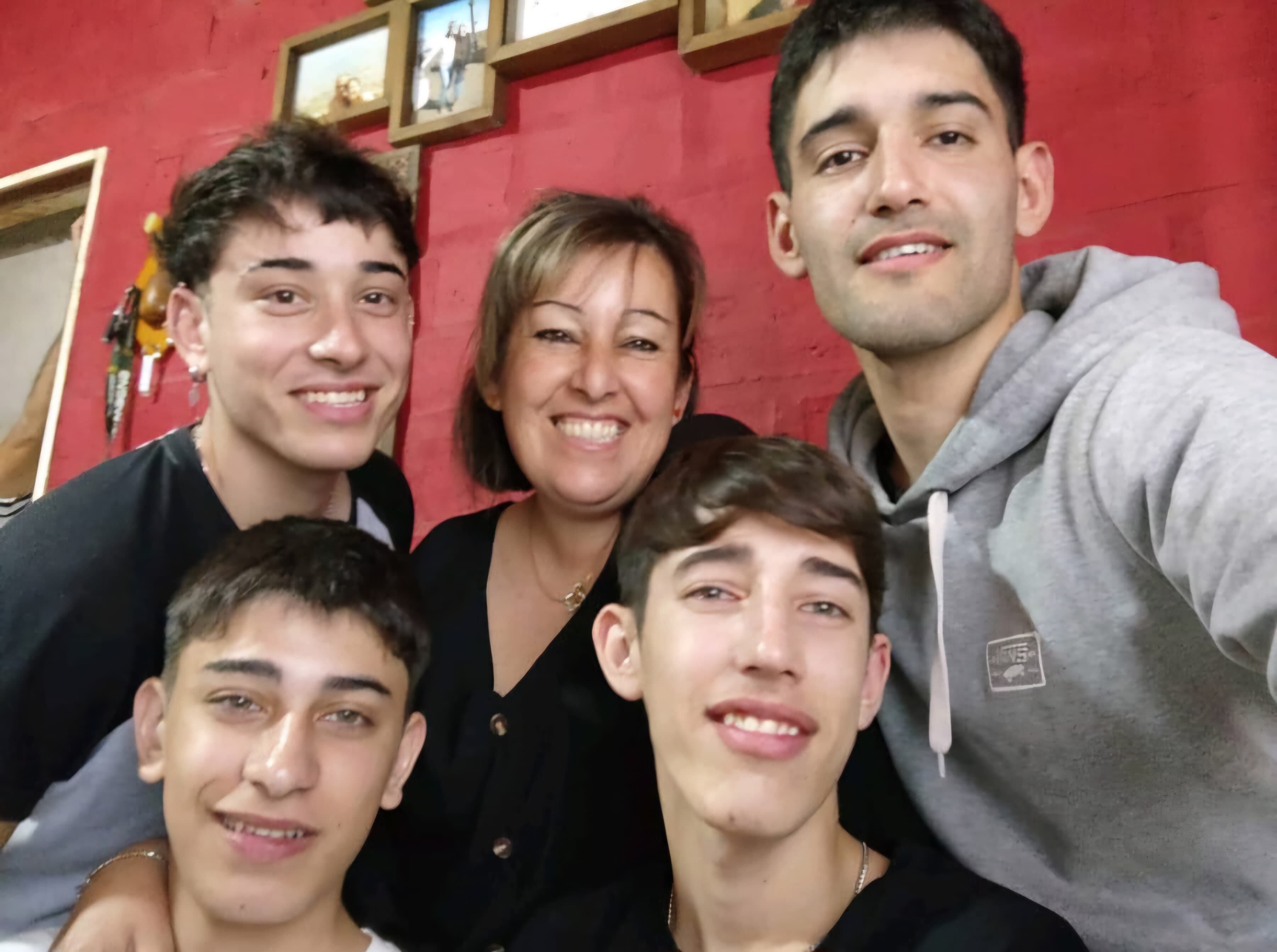 Simón junto a sus hermanos y su mamá