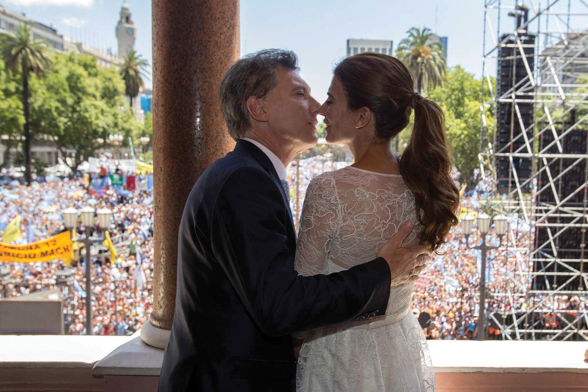 El 10 de diciembre de 2015, tras recibir los atributos de mando, el flamante presidente de la Argentina besa a su mujer frente a la multitud desde el balcón de la Casa Rosada