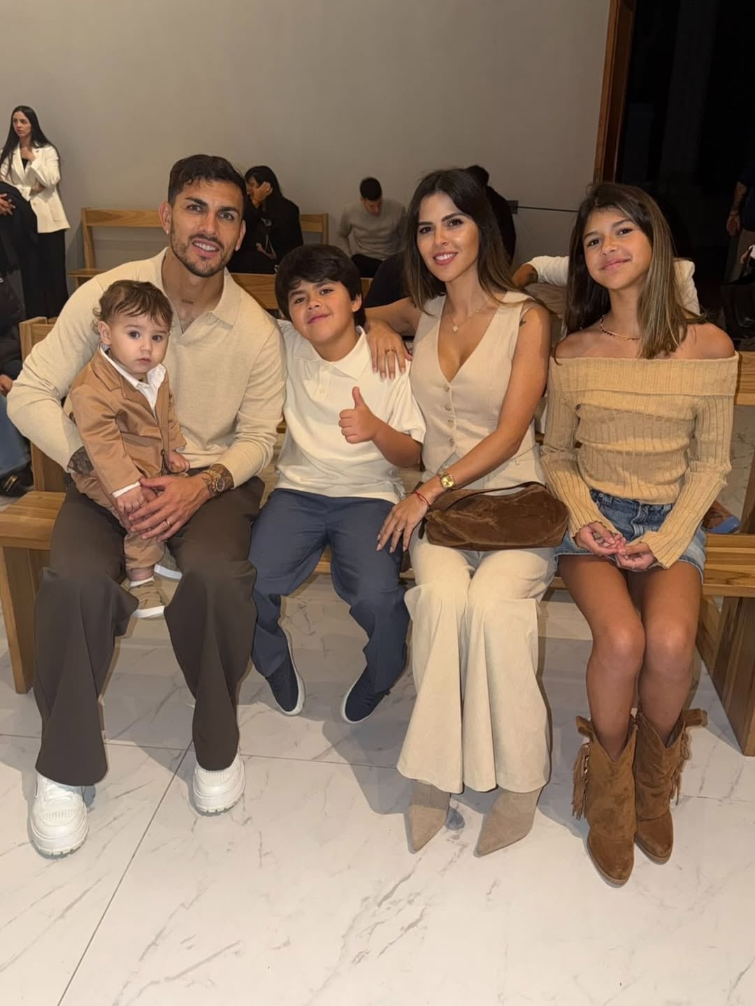 Familia de cinco: Leandro y Camila junto a Lautaro, Giovanni y Victoria (Foto: Instagram @ccamilagalantee)