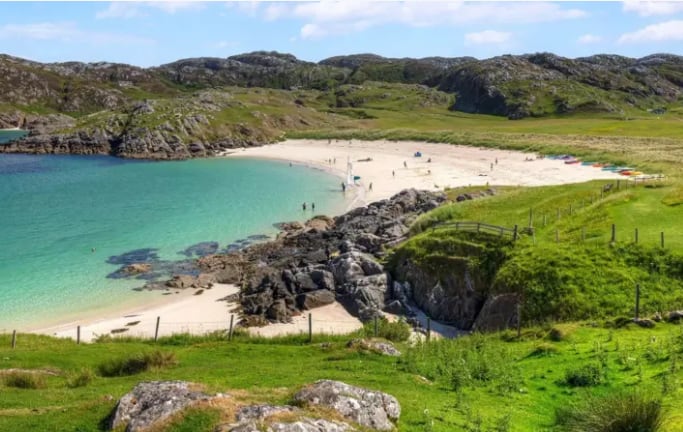 La playa de Achmelvich es inesperada pero impresionante en la costa de las Tierras Altas occidentales de Escocia (Foto: BBC)