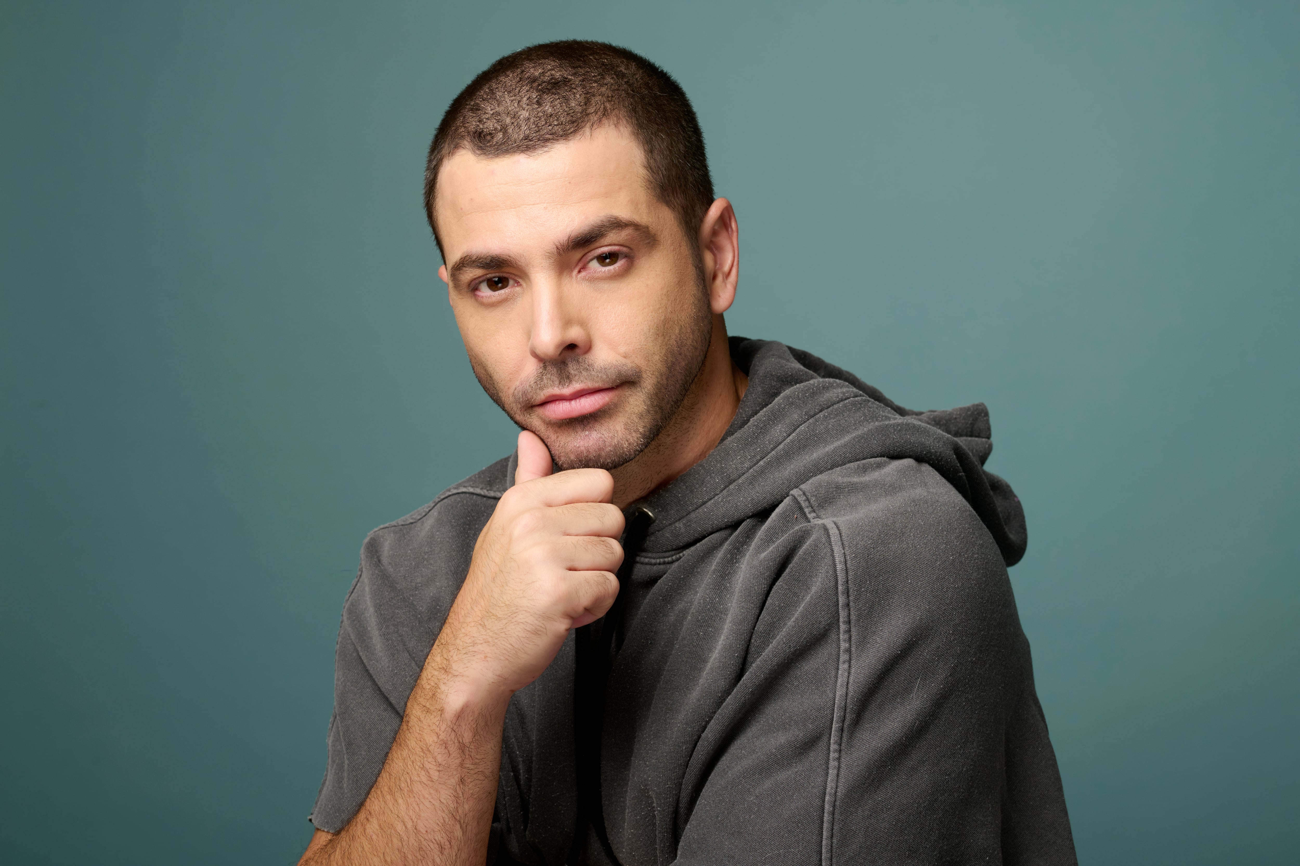 La puesta local de Bebé Reno –a cargo del reconocido director Luis “Indio” Romero (El amateur, Casi normales, Los puentes de Madison)– estará enfocada en la dimensión íntima del texto