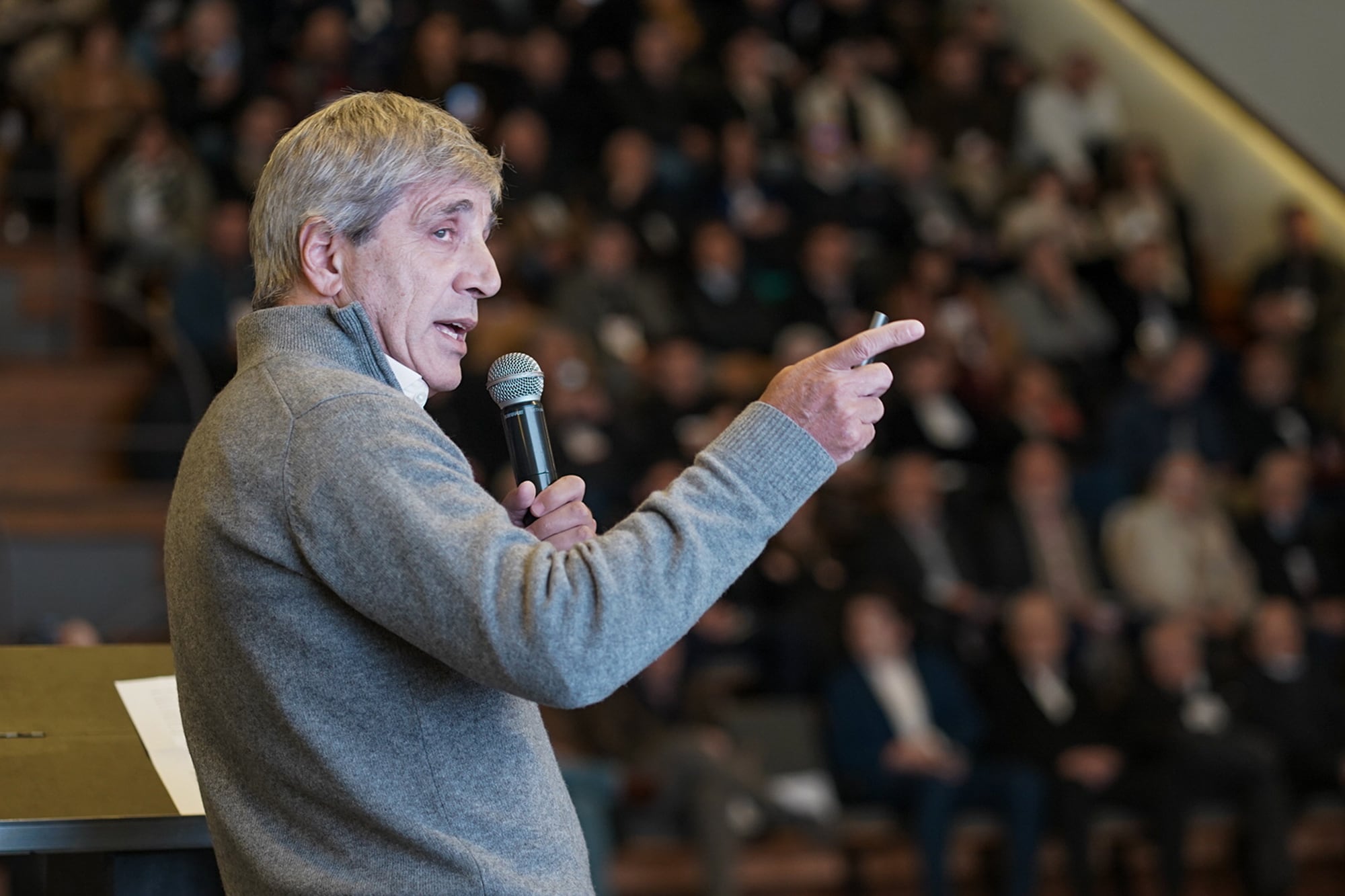 Luis Caputo, ministro de Economía, ante empresarios de la vivienda: "Hoy hay dólares para todos, no hay que pedir permiso"