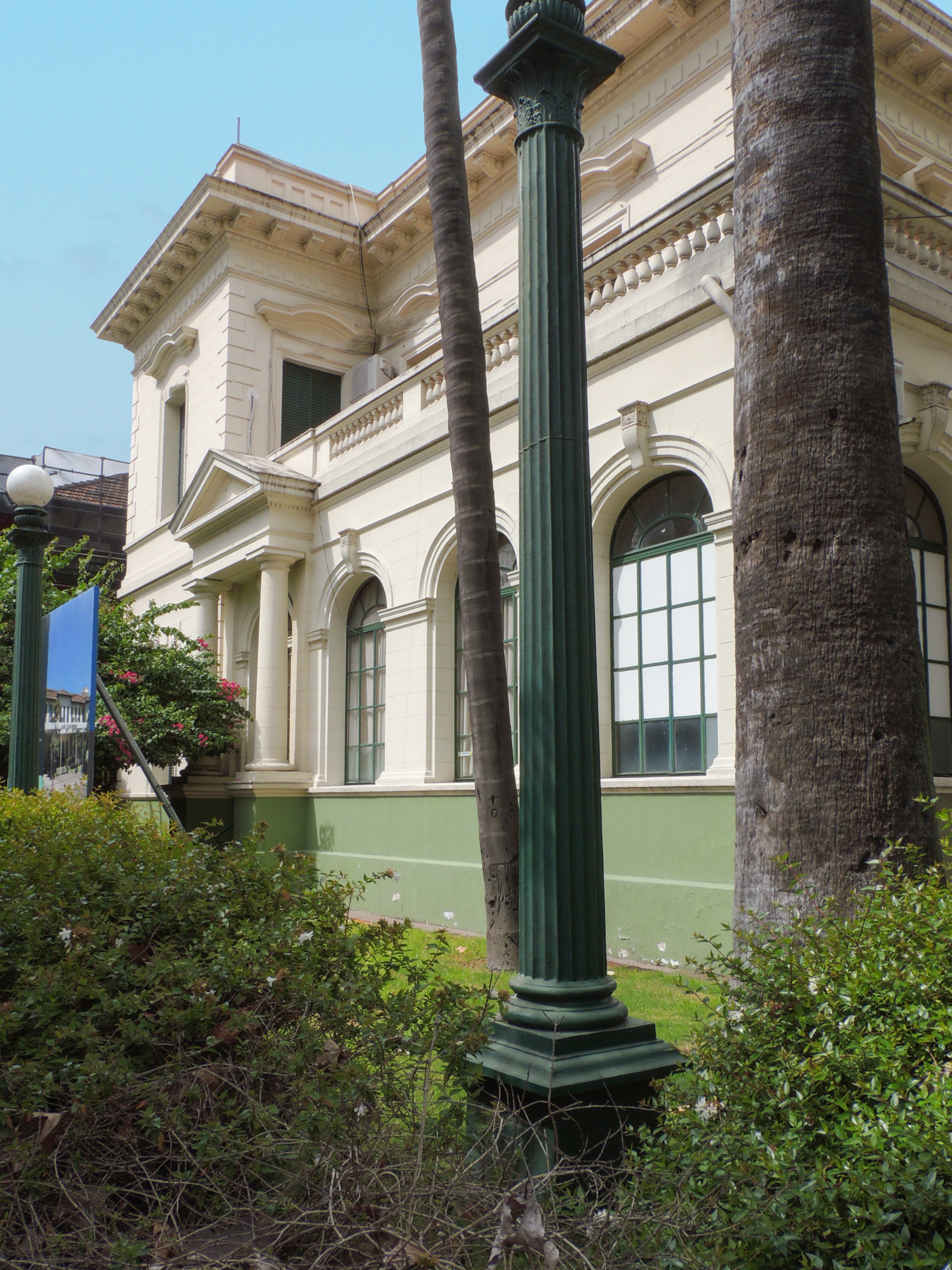 El Hospital Zubizarreta, frente a la plaza principal del barrio.