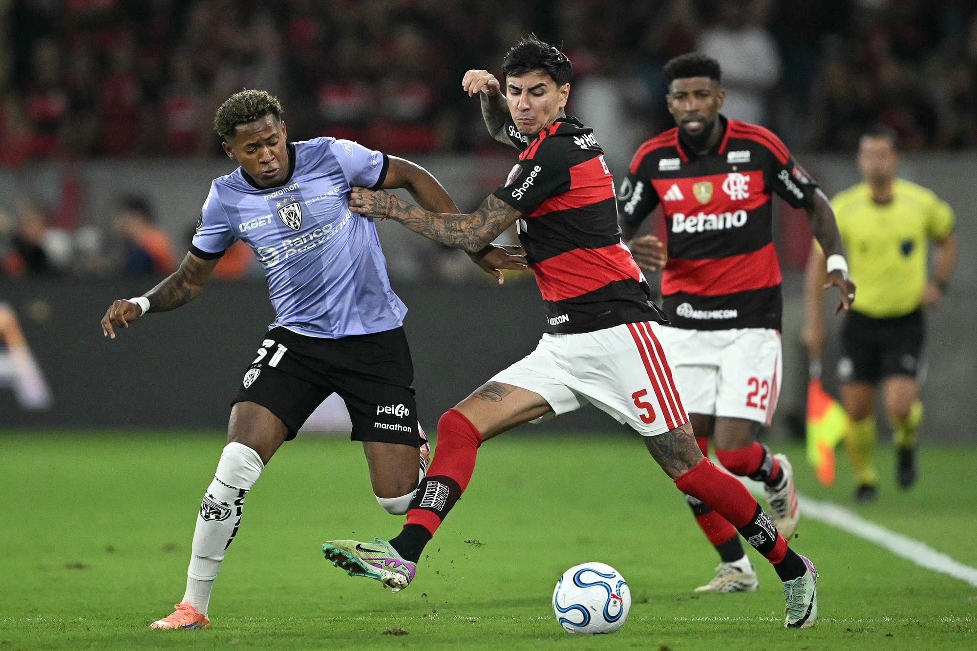 Emerson Pata y Erick Pulgar, en la lucha por la pelota (Photo by MAURO PIMENTEL / AFP)