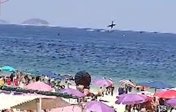 Un avión con una pancarta publicitaria cayó al mar frente a la playa de Copacabana