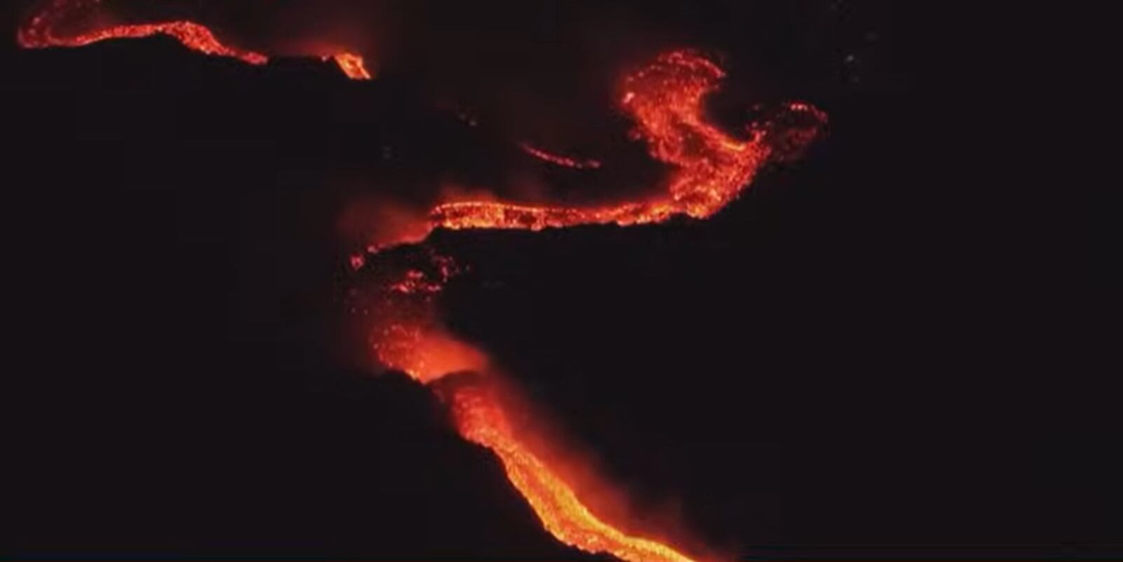 Impresionantes coladas de lava en el cráter suroeste del volcán Etna