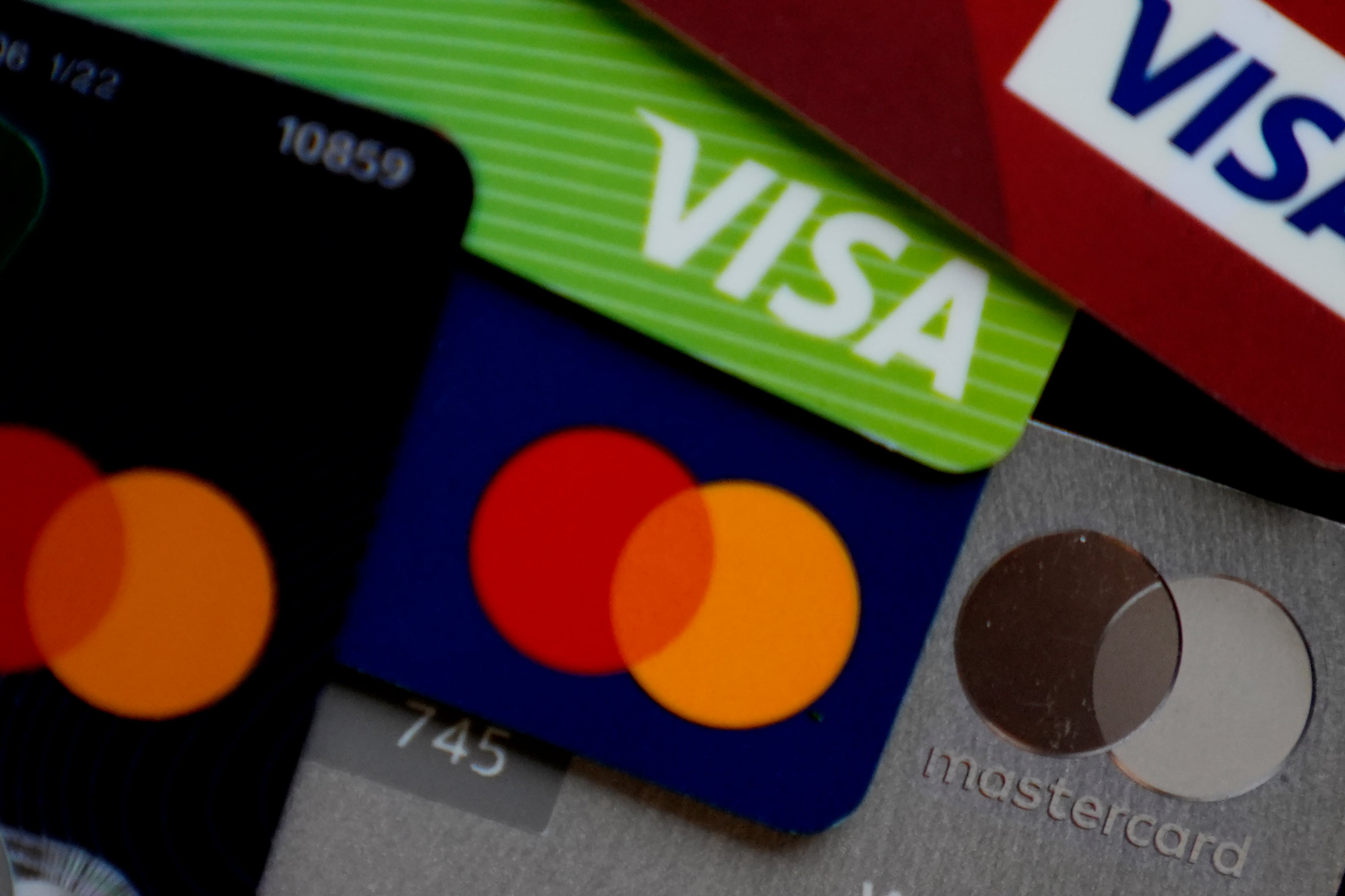Cómo salir de la deuda de la tarjeta de crédito: consejos para evitar la morosidad 6 Casi tres de cada diez personas con algún tipo de deuda en el sistema financiero (AP Foto/Nam Y. Huh, Archivo)