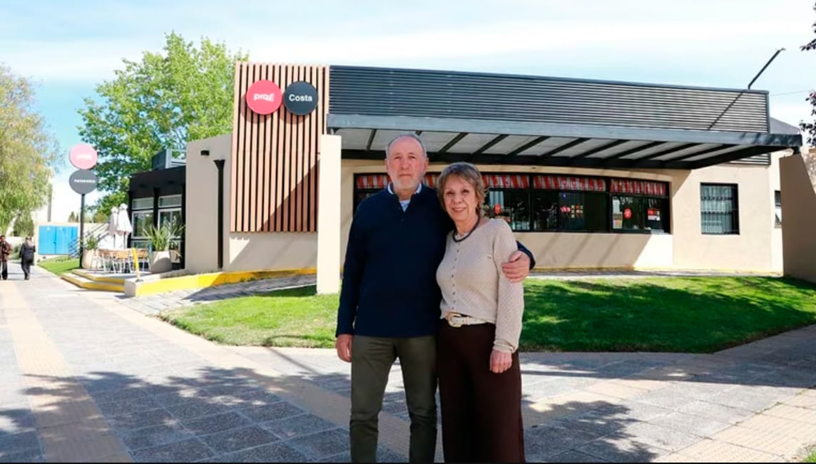 Adela y su pareja: la heladería es un proyecto familiar que llegó a sus vidas en 1986