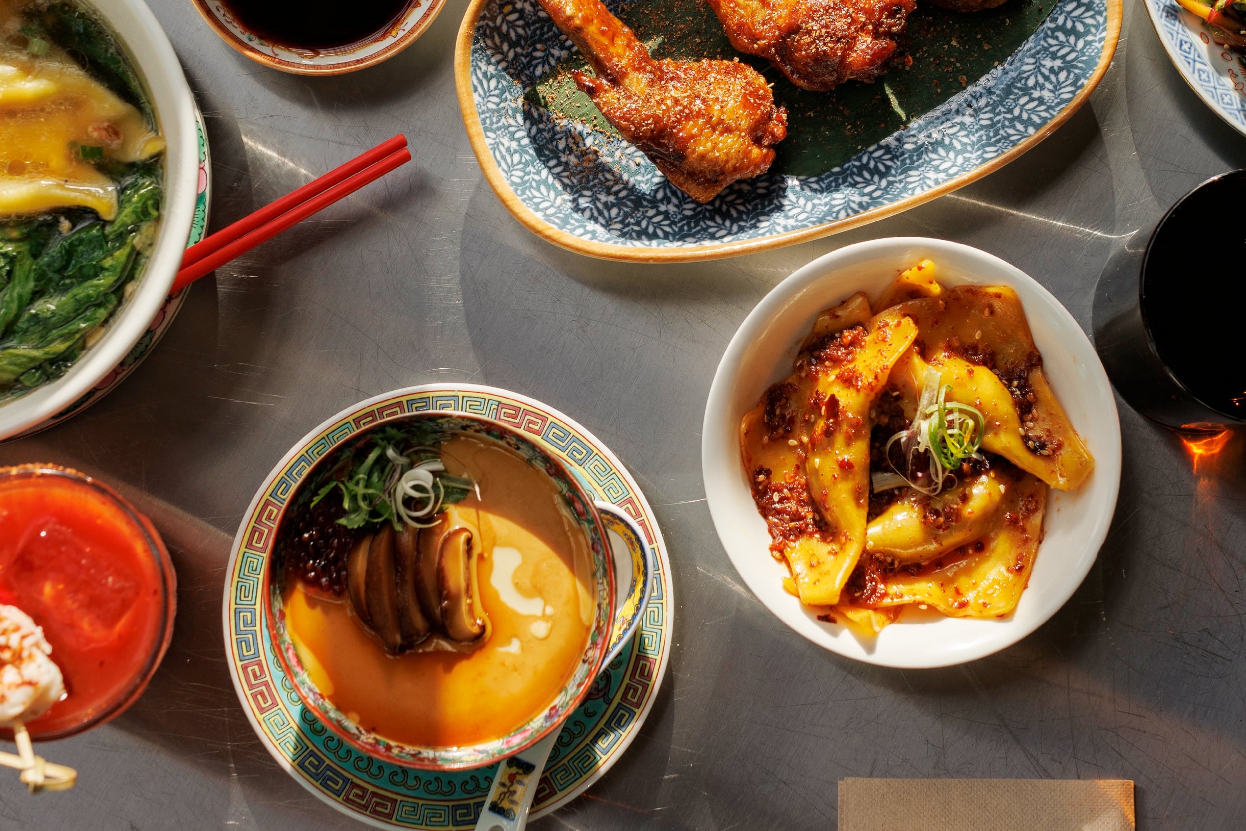 Tony Wu prepará sopa de pollo y dátiles, dumplings de langostinos y bambú, shumai, langostinos envueltos en masa philo, dumplings caldosos de cangrejo y curry de pato
