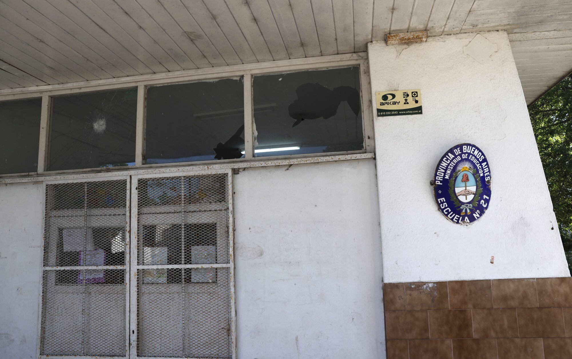 Un grupo de padres ingresó de manera violenta a la escuela, según denunciaron las autoridades