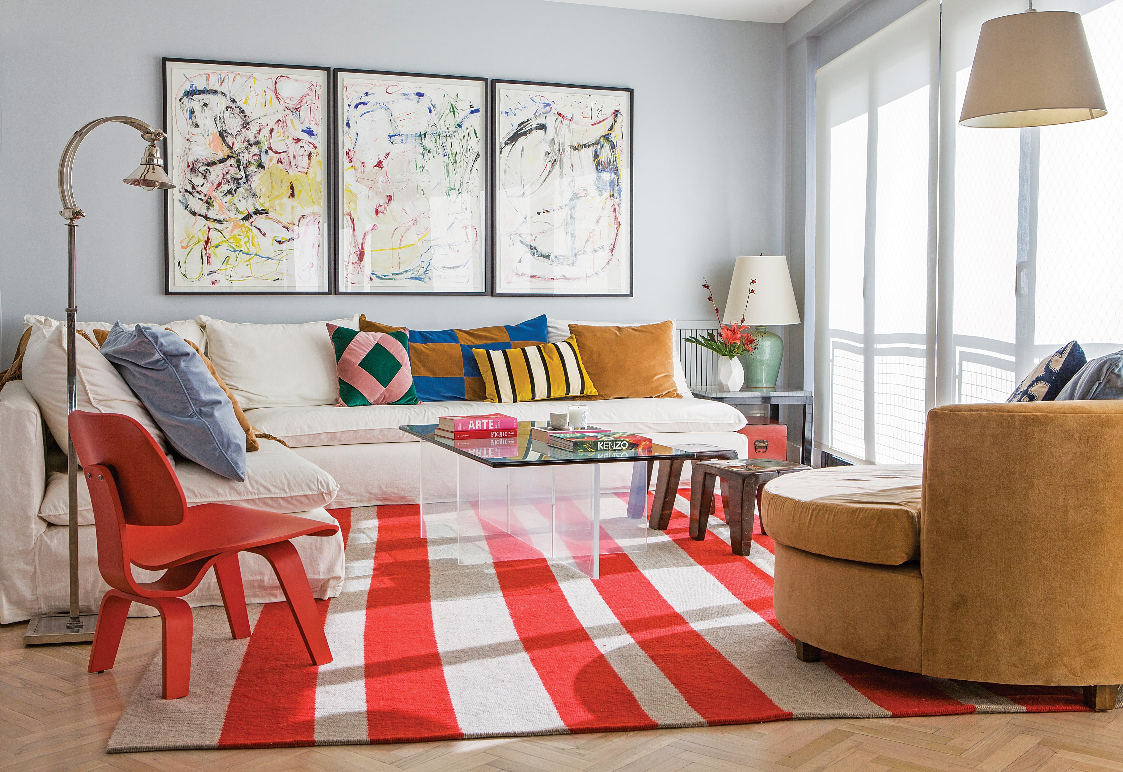 Una alfombra con diseño marcado organiza el living y se convierte en el punto focal, incluso en ambientes neutros.