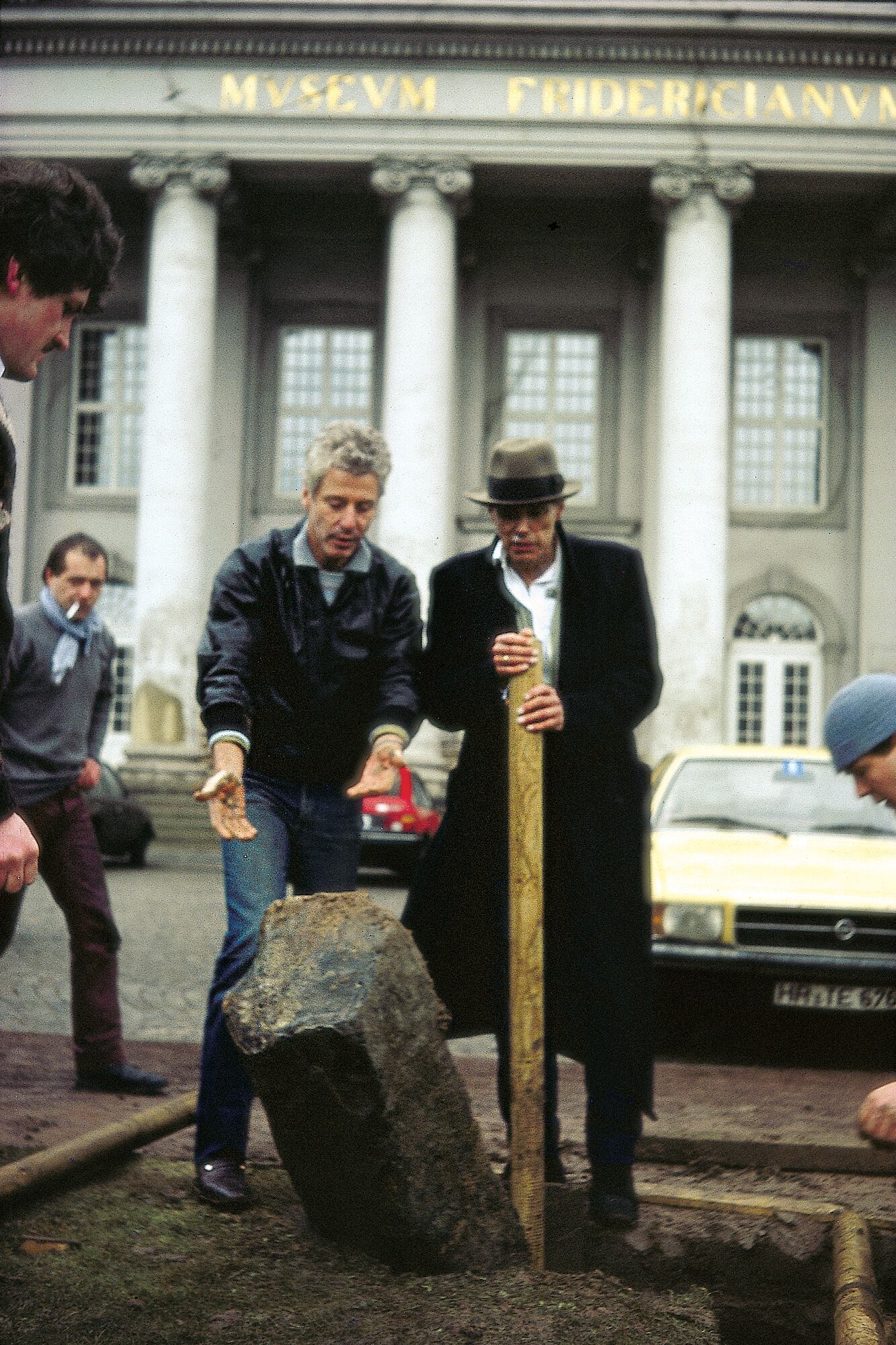 Nicolás García Uriburu y Joseph Beuys plantando el primero de los 7000 robles en la Documenta de Kassel, en 1982