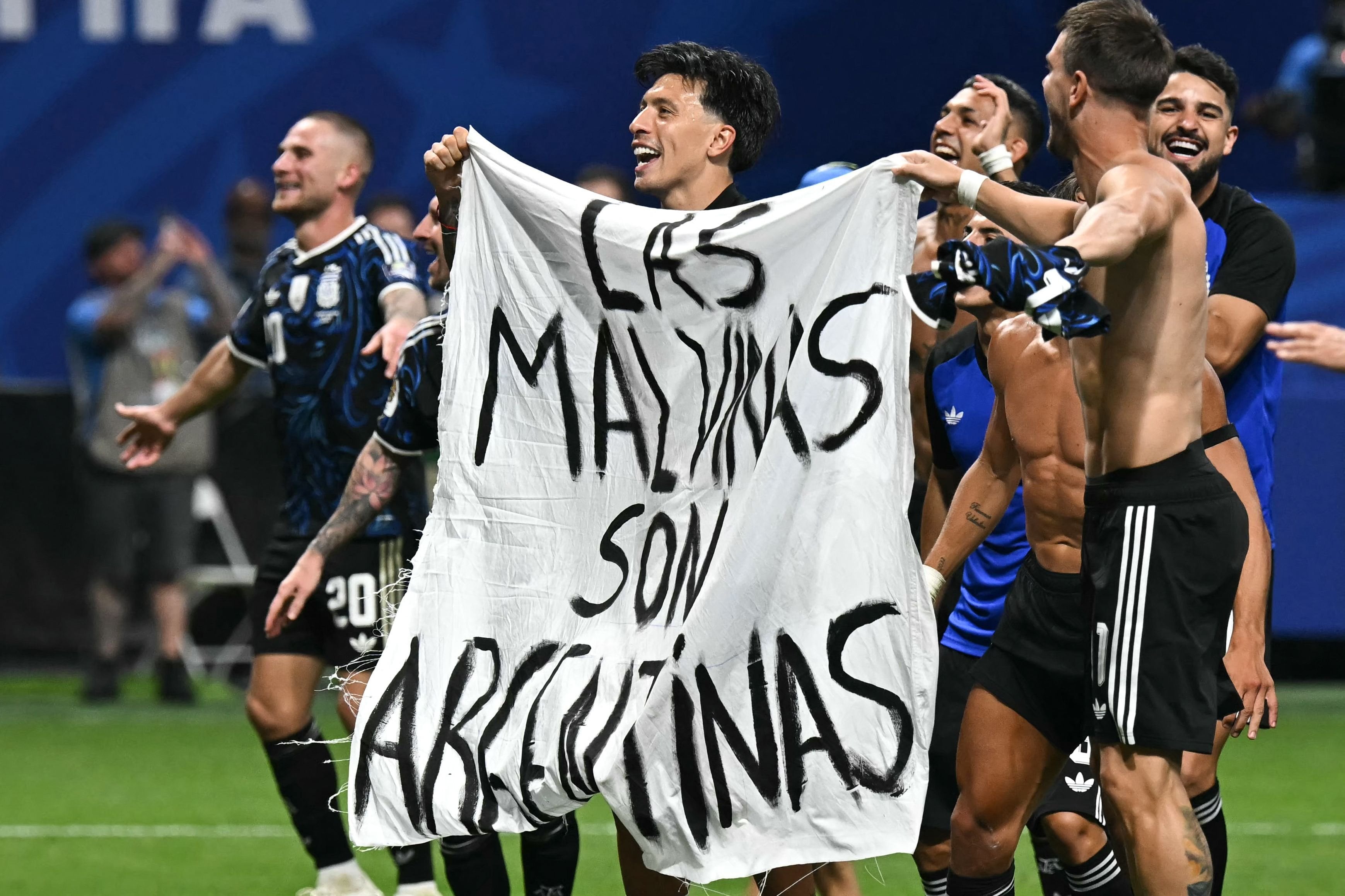 El reglamento del organismo que rige las reglas del fútbol, la International Football Association Board (IFAB), indica: