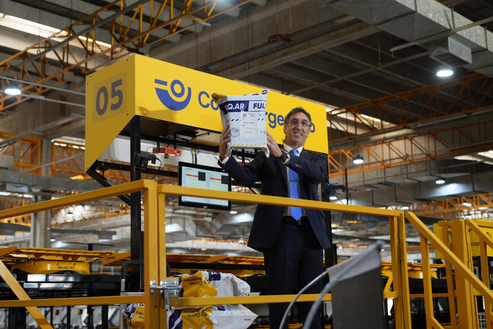 Camilo Baldini, el CEO de Correo Argentino, durante la inauguración de la planta clasificadora de paquetes de Monte Grande, que usa 240 robots