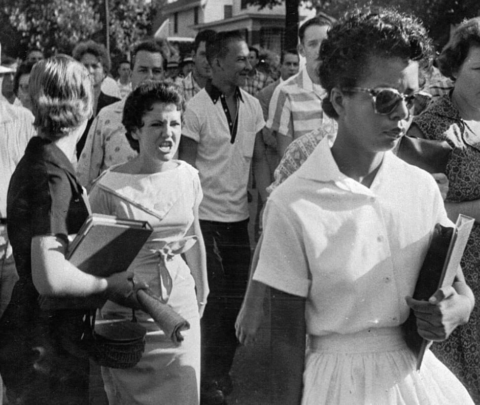 La foto, tomada por Will Counts, muestra a Elizabeth Eckford mientras intenta entrar a la Central High School de Little Rock y a Hazel Bryan, detrás de ella, gritándole. La imagen fue considerada por el jurado del Premio Pulitzer de Fotografía de 1958, pero finalmente el premio fue para otra fotografía, Faith and Confidence