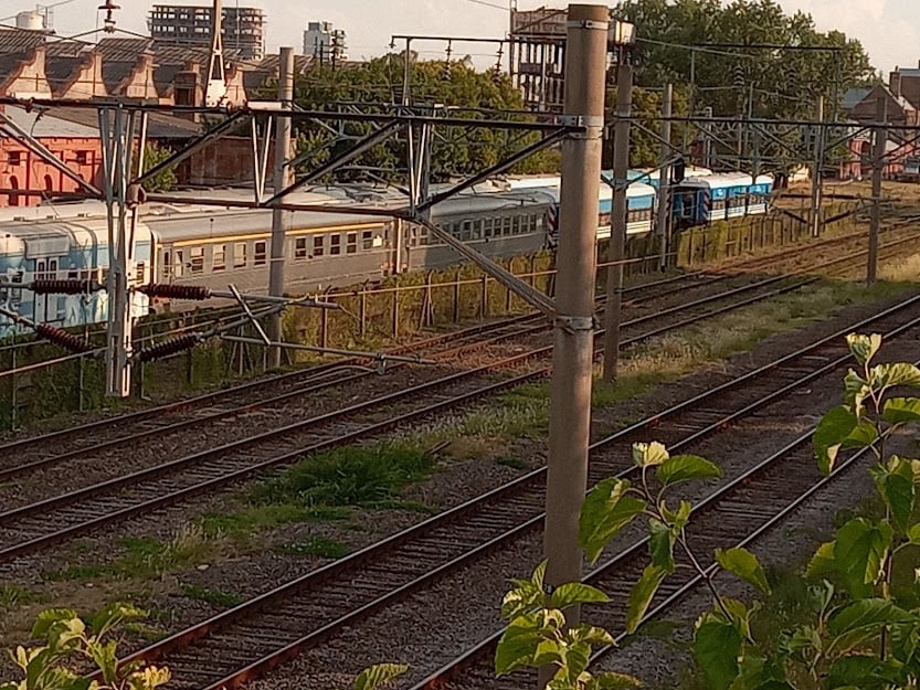 A metros de la estación Remedios de Escalada del Ferrocarril Roca están los galpones donde descansa El Marplatense. A un costado, dos vagones con los colores similares al famoso tren de lujo