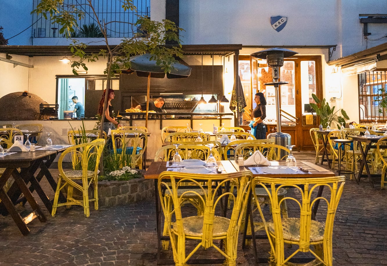 El patio, con una gran parrilla, mesas y sillas Mar del Plata