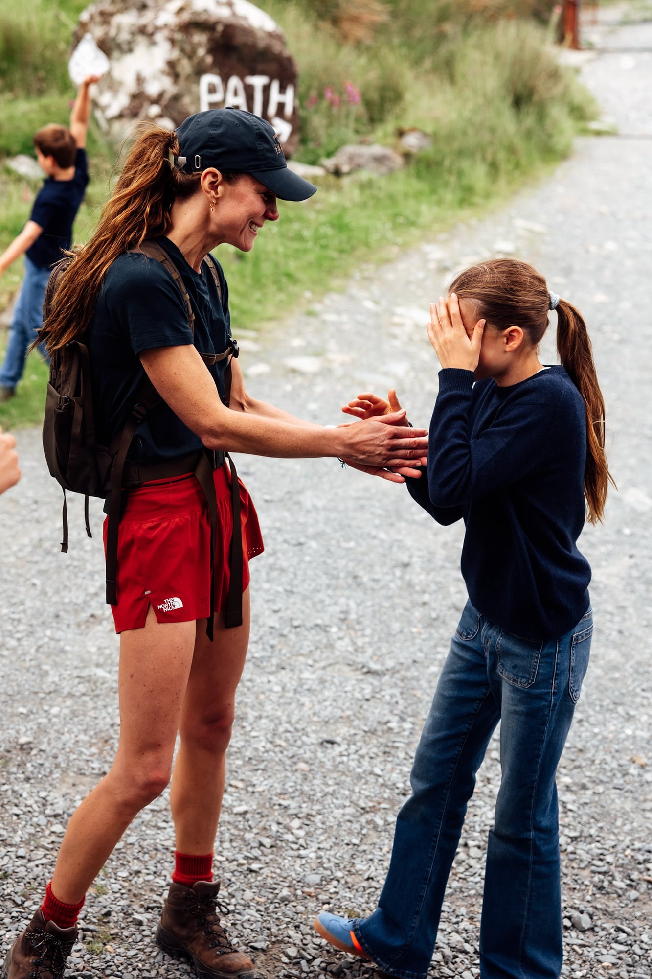 Charlotte, orgullosa del logro que realizó su mamá. En esta imagen, que coincide con el final del desafío, se la ve a la mujer de William con short de North Face; el gorro, la remera y la mochila, de la firma sueca Fjallraven Kanken