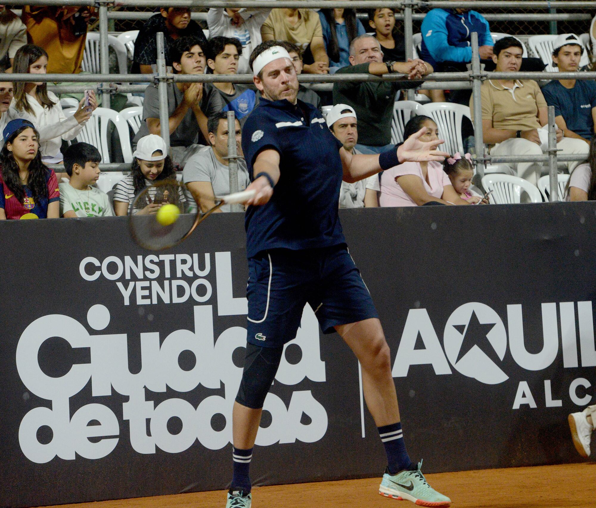 El siempre impactante drive de Juan Martín del Potro, ahora durante una exhibición ante Nicolás Lapentti en el Guayaquil Tenis Club