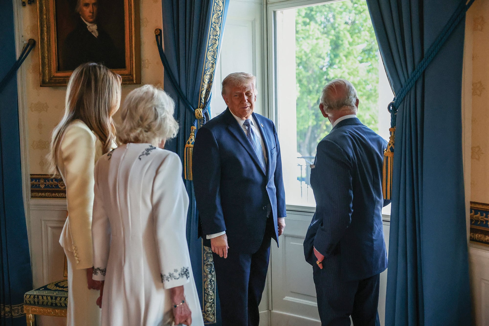 El presidente de Estados Unidos, Donald Trump, y la primera dama, Melania Trump, saludan al rey Carlos III y a la reina Camila en la Casa Blanca.
