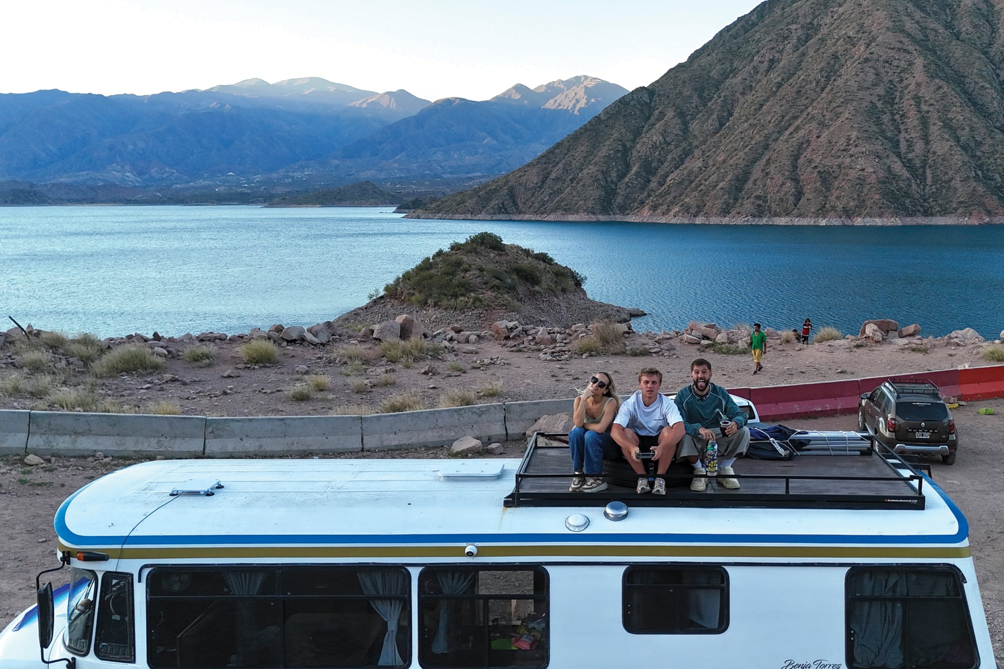 En Embalse de Potrerillos, Mendoza, posa con dos amigos, Camilo Slavich y Guada Pérez Logiovine