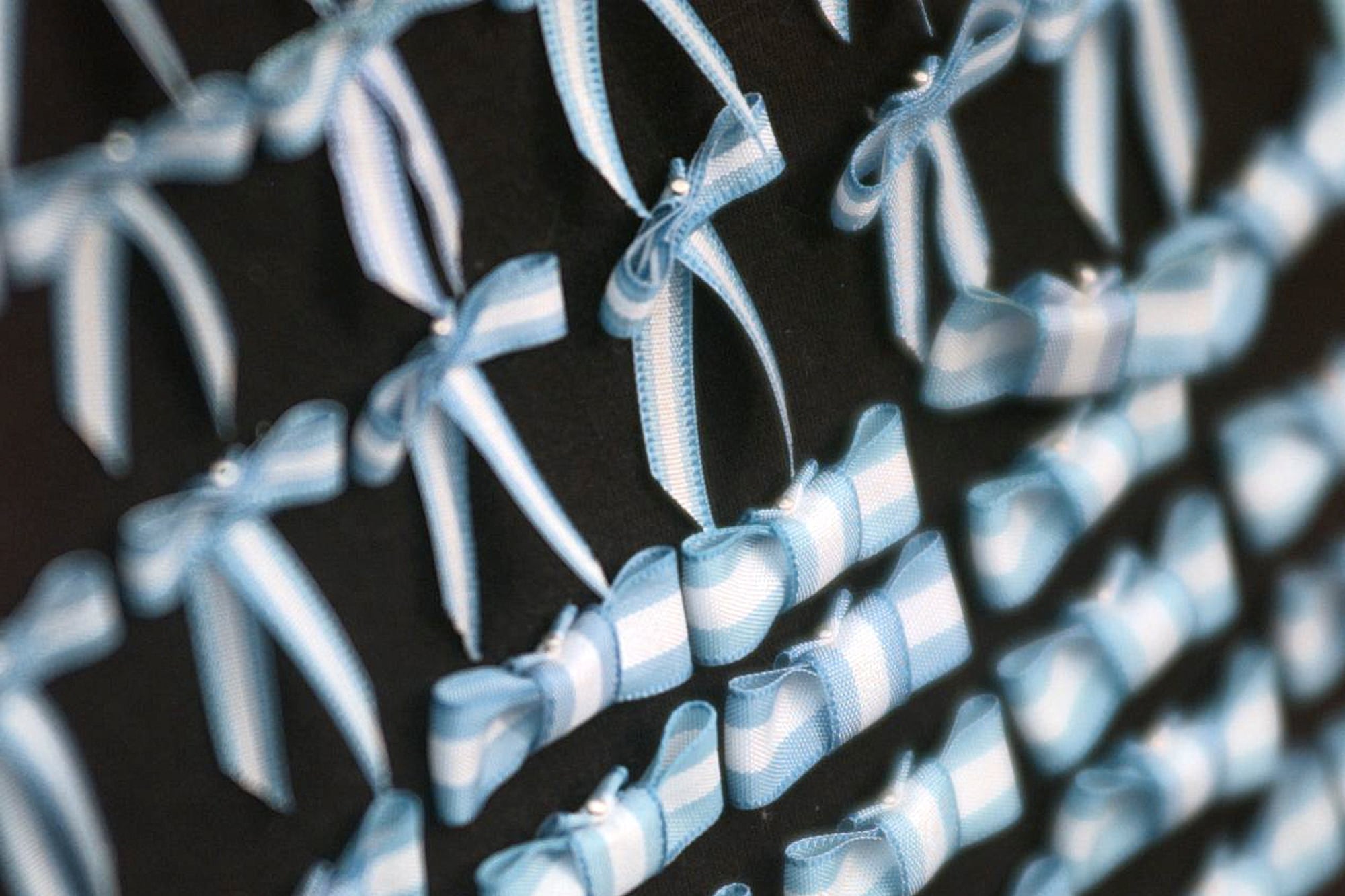 Hay muchos tipos de escarapela y una manera tradicional de usarla: sobre la solapa izquierda, cerca del corazón