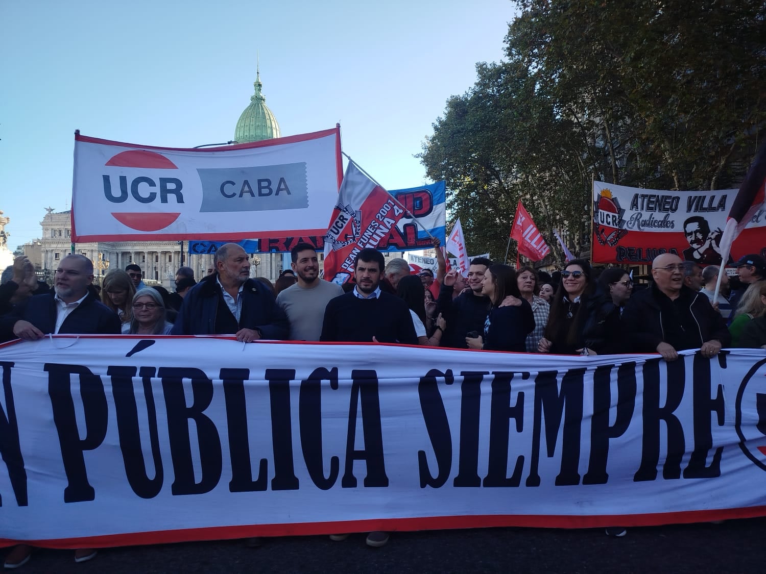 La UCR inició la marcha en la esquina de Tucumán y Callao encabezada por el presidente del Comité Nacional, Leonel Chiarella, los presidentes de Ciudad y Provincia de Buenos Aires, Hernán Rossi y Emiliano Balbín