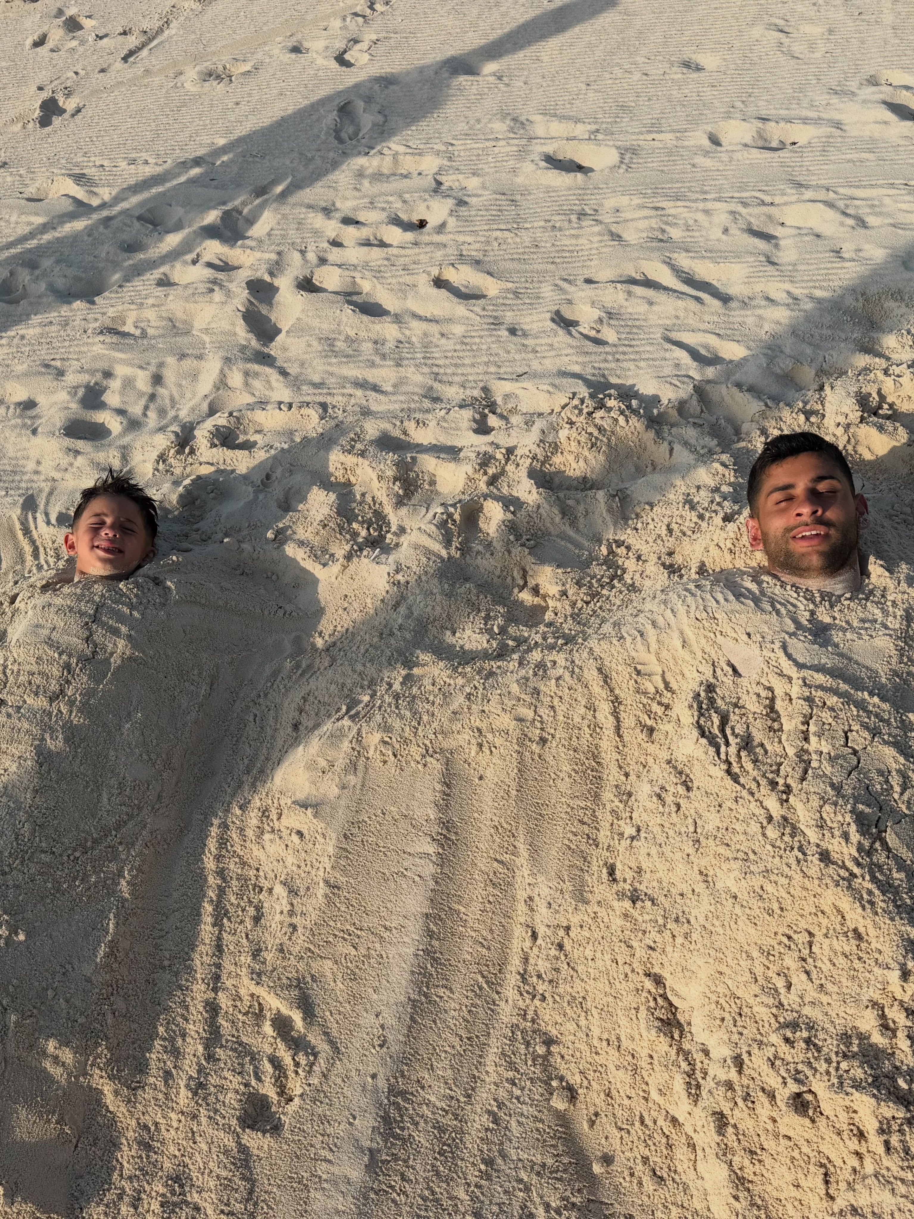 Padre e hijo divirtiendose en la playa (Foto: Instagram @cutiromero2)