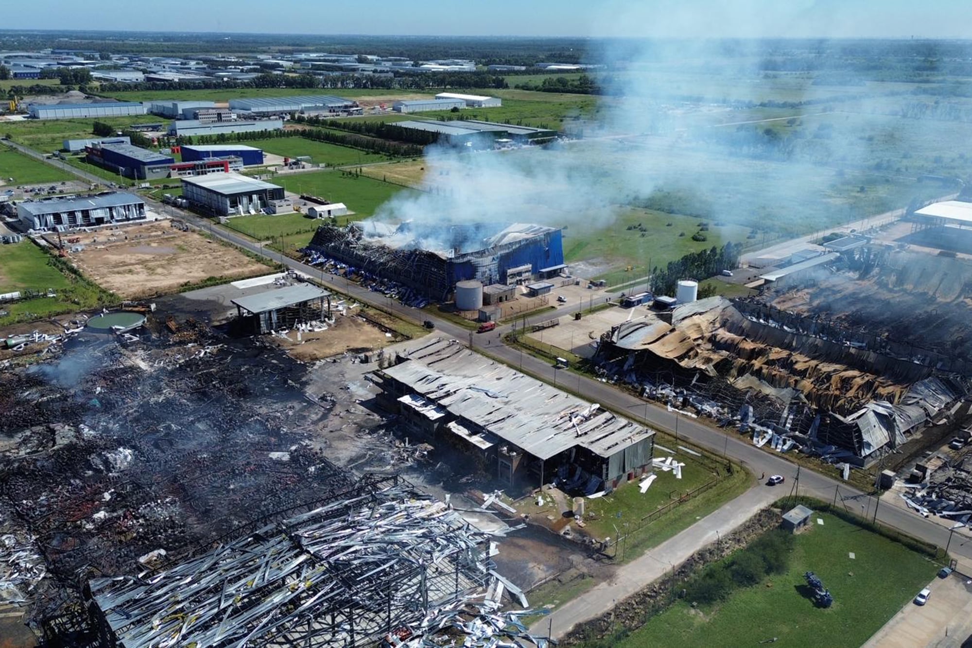 ¿Qué causó la explosión? Comenzó el peritaje en el Polígono Industrial de Ezeiza, donde todavía hay columnas de humo