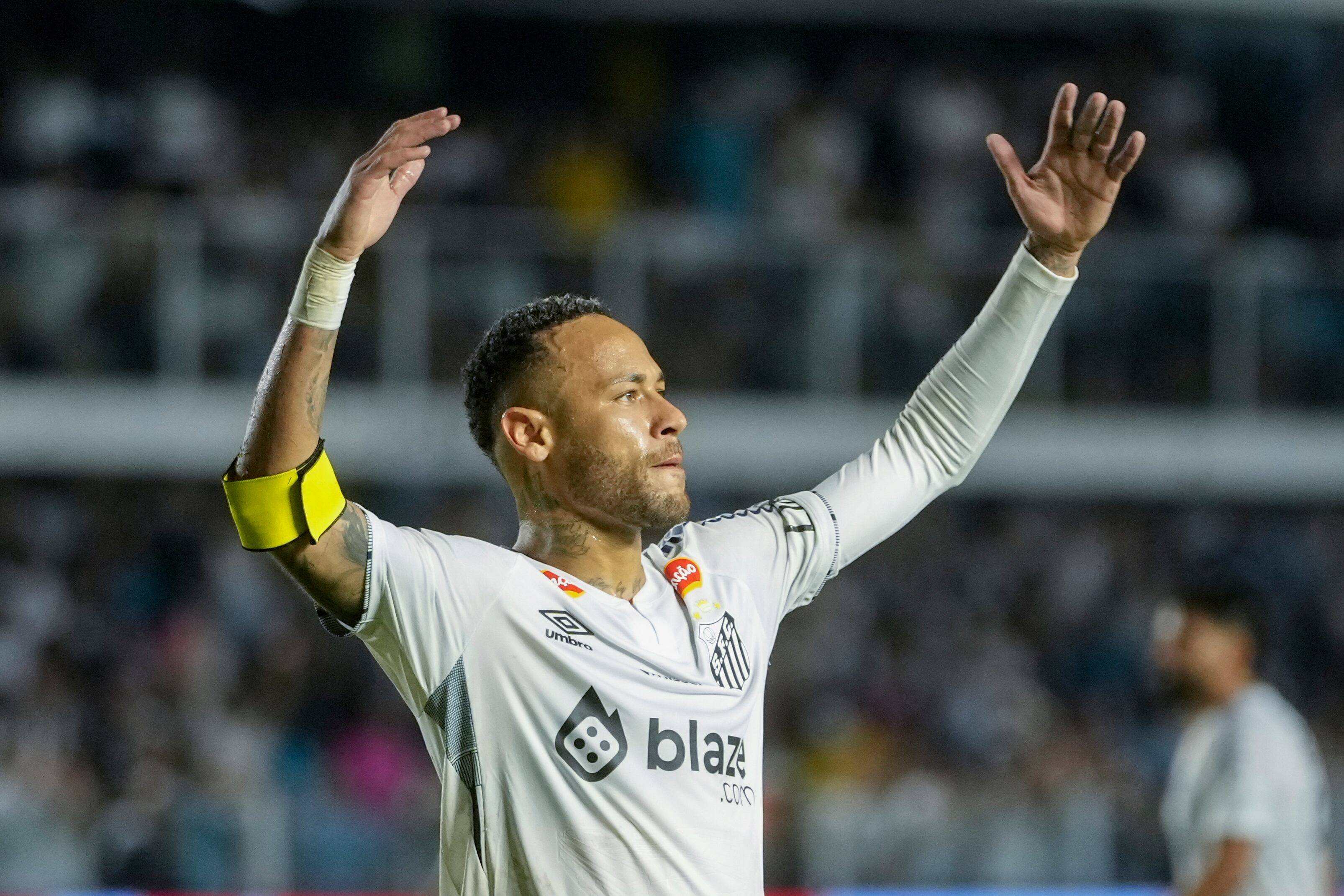Neymar alza los brazos durante el partido que marcó su regreso a Santos, ante Botafogo SP en la liga paulista