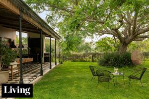 Es decoradora, construyó una casa de campo para los fines de semana pero un accidente los llevó a vivir ahí