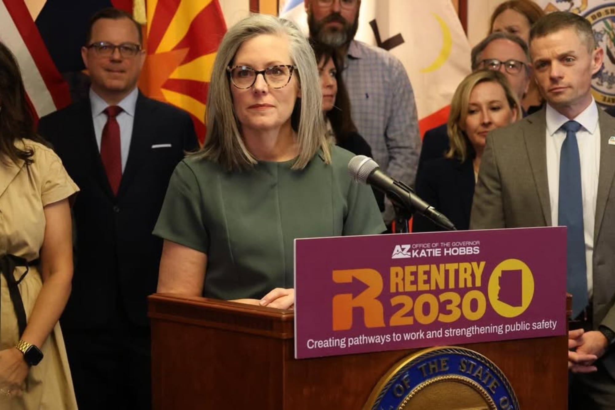 La gobernadora Katie Hobbs anunció que se habilitarán más de 100 centros contra el calor en Phoenix