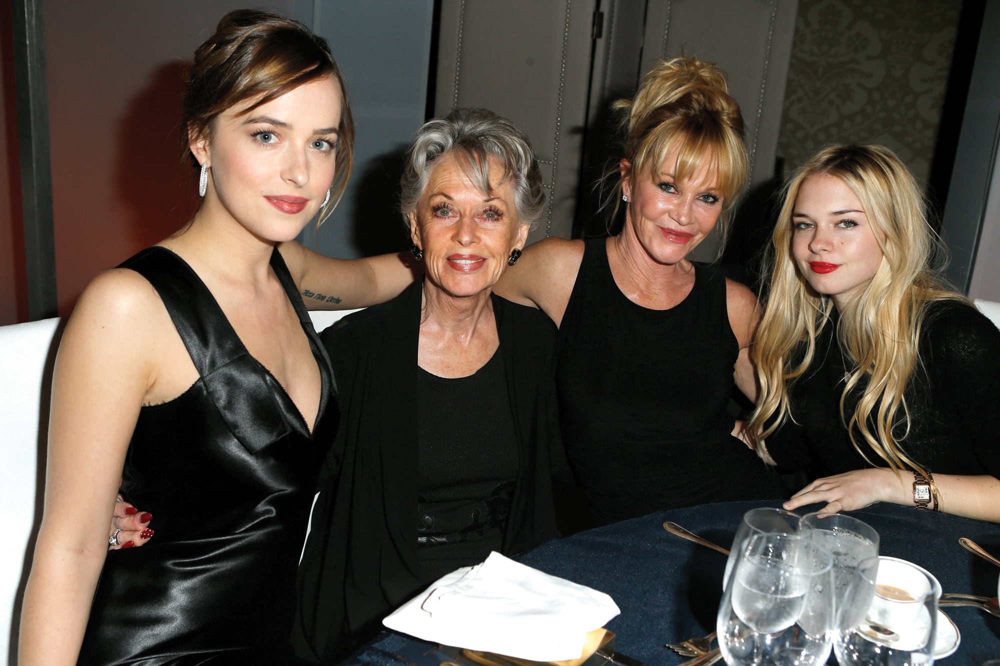 Stella del Carmen con Dakota Johnson, su abuela Tippi Hedren y su madre, Melanie Griffith, en 2015, en una entrega de premios en Los Ángeles