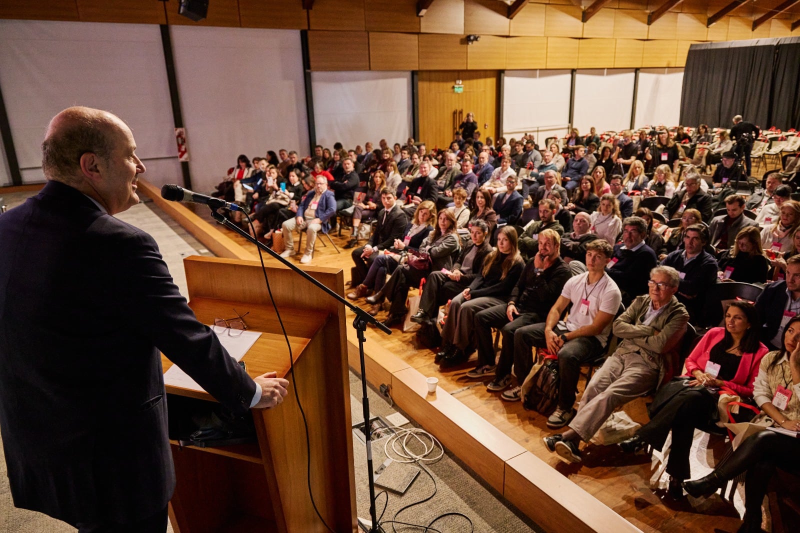 Federico Sturzenegger confirmó que en junio enviará la desregulación inmobiliaria al Congreso para bajar costos en la compraventa 6 Sturzenegger afirmó que enviarán un paquete legislativo con temas de desregulación para “buscar eliminar los privilegios que hoy encarecen la construcción y la intermediación comercial