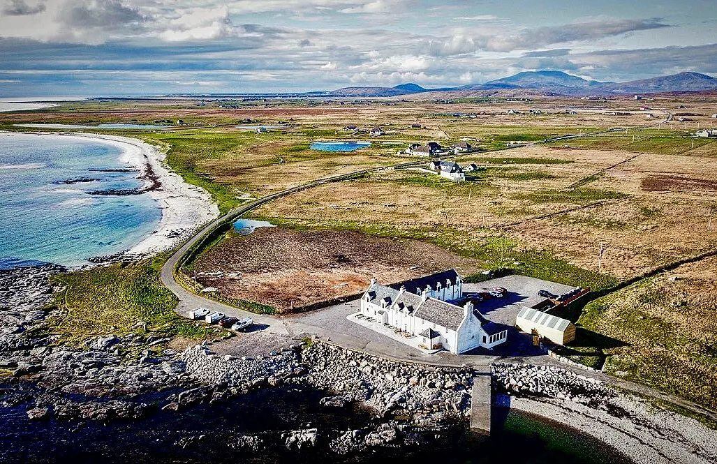 El centro de visitantes en las Piedras de Calanais resguarda una estructura neolítica de 5000 años de historia