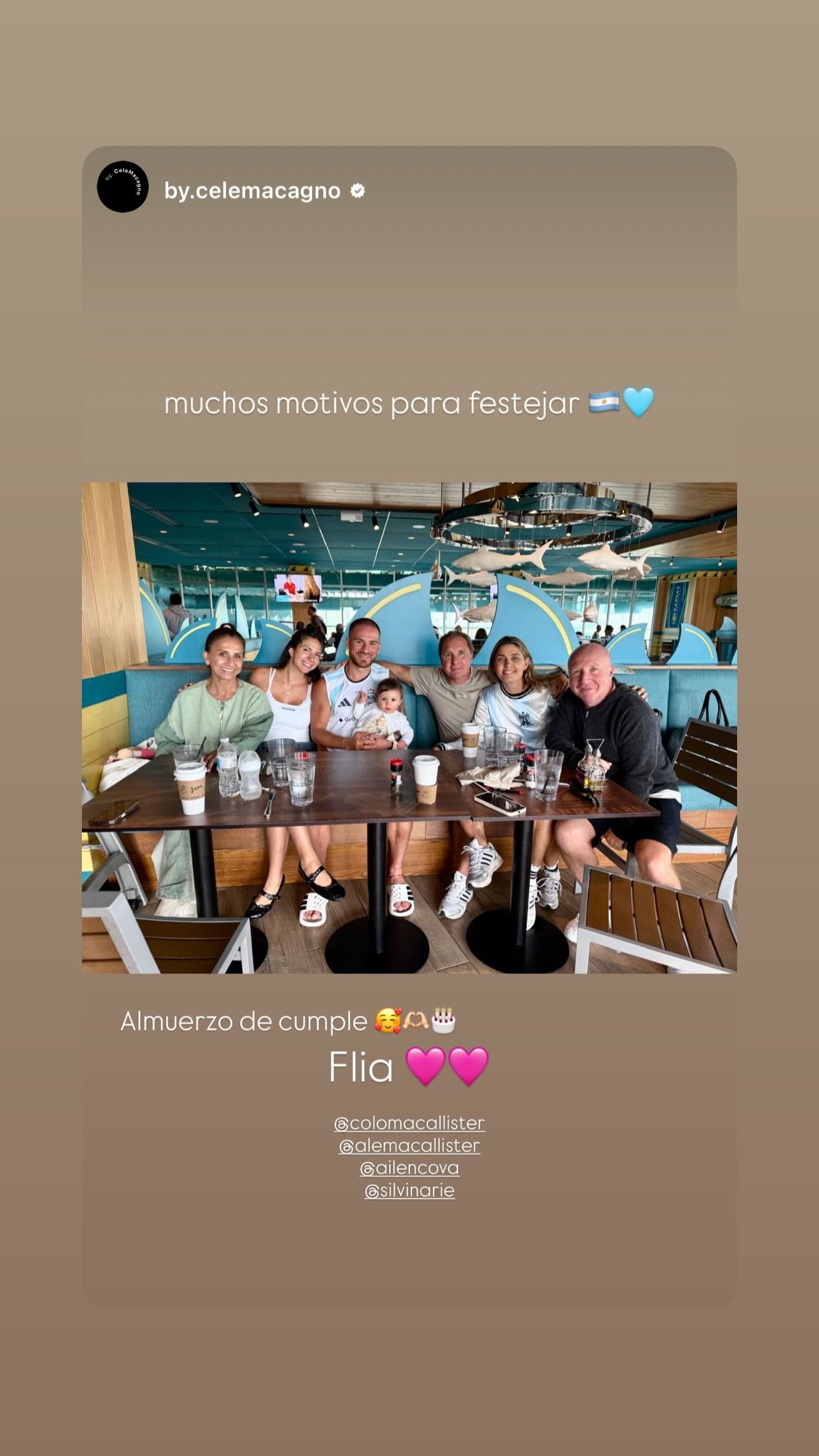 Alexis Mac Allister disfrutó de una comida con su novia Ailén Cova, su hija Alaia y sus padres (Foto: Instagram)