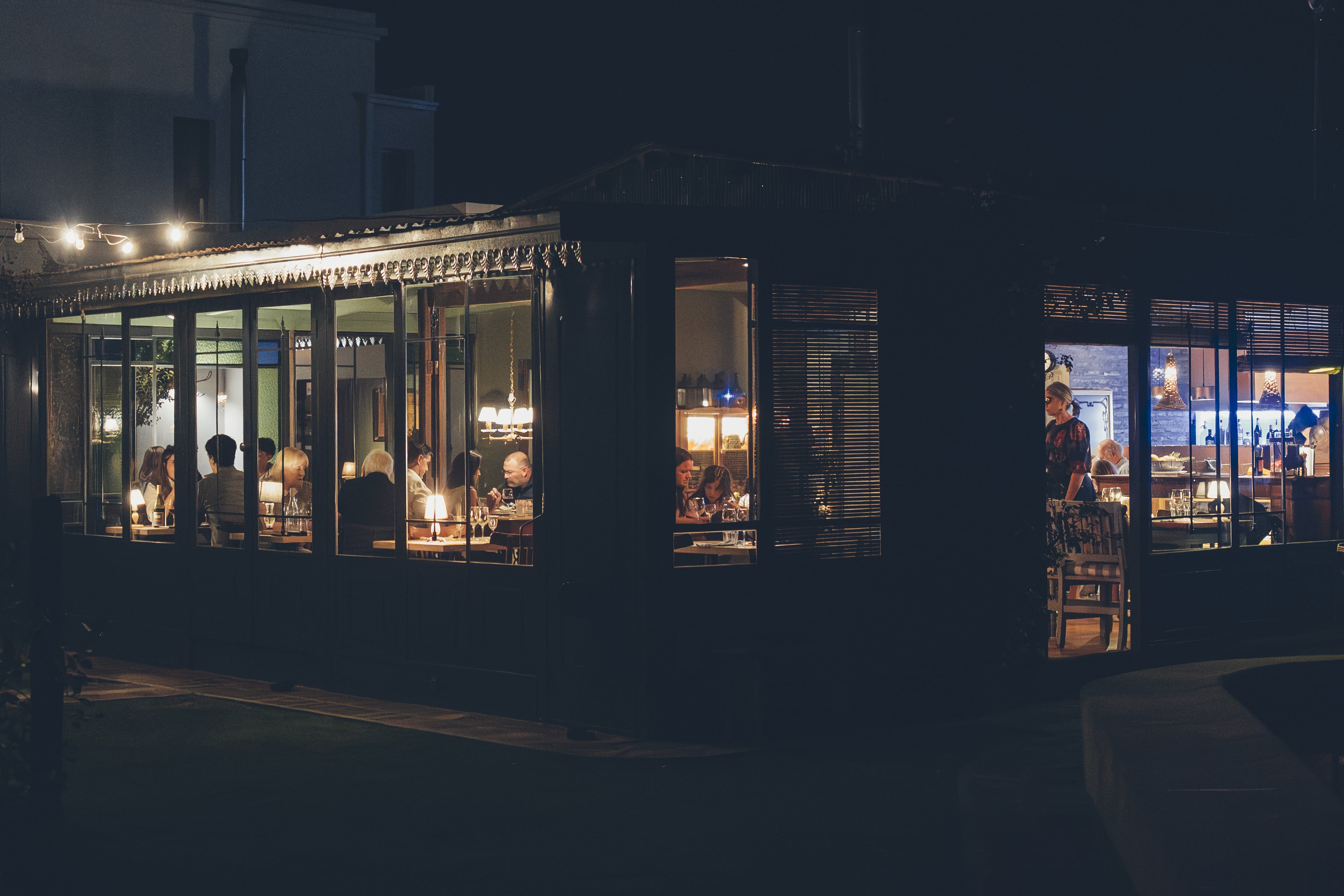 Lo que supo ser el quincho de la casa hoy se transformó en la segunda vida del restaurante, que se ilumina cada noche de jueves a sábado