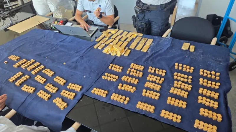 Obreros descubrieron US$10 millones en lingotes y monedas de oro sepultados en las paredes de una casa en Bélgica 6 Los agentes han trasladado el botín a un lugar seguro